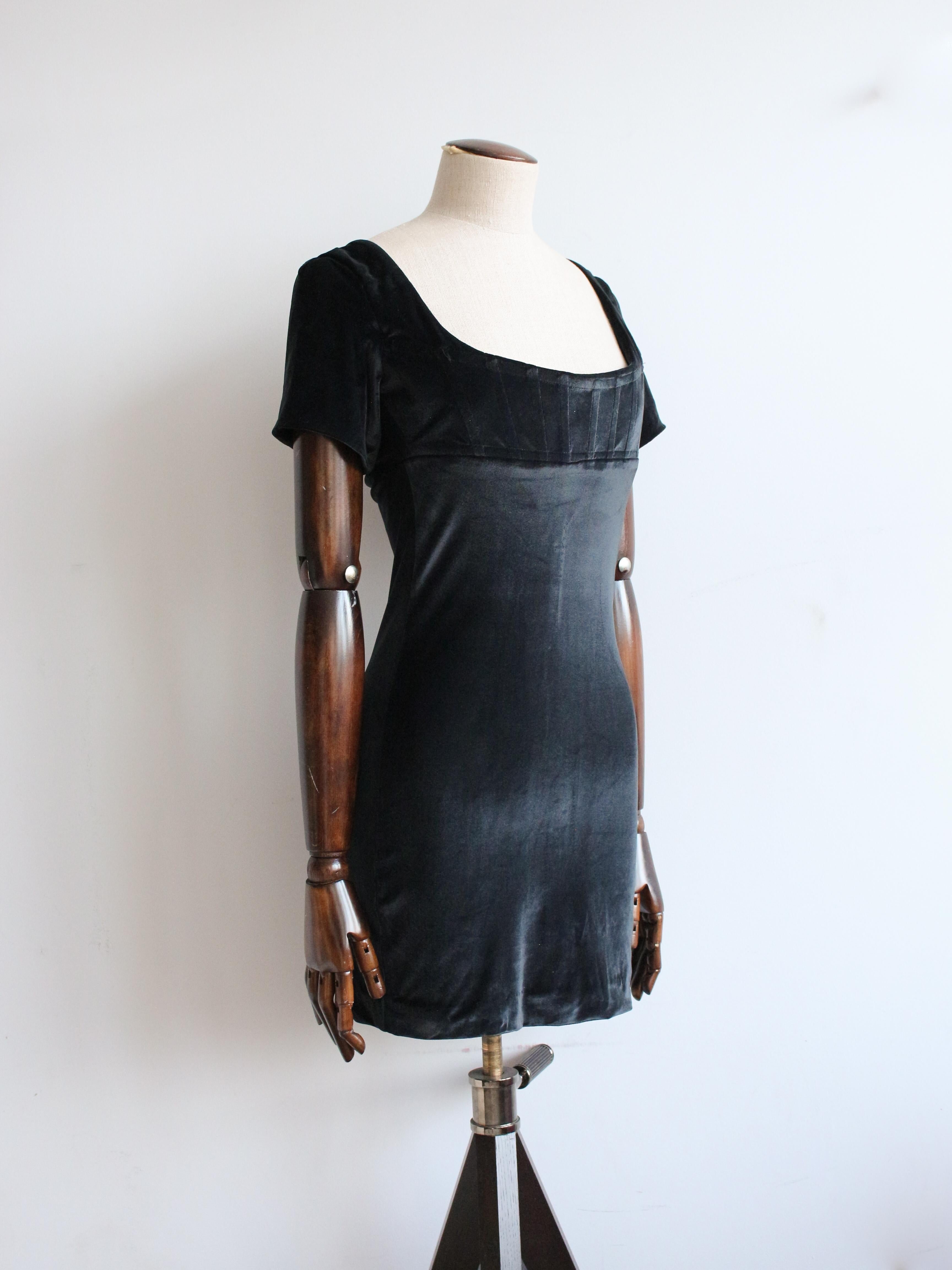 Vivienne Westwood Spring/Summer 1992 black velvet corseted shortsleeve mini-dress.

Tagged size 14 however fits size S.

In excellent condition.

