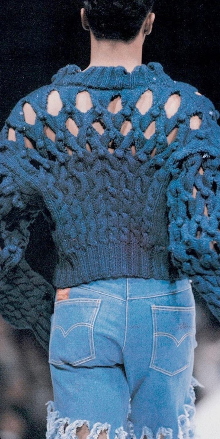 VIVIENNE WESTWOOD SS 91 Icône et rare veste en maille indigo avec découpe en vente 1