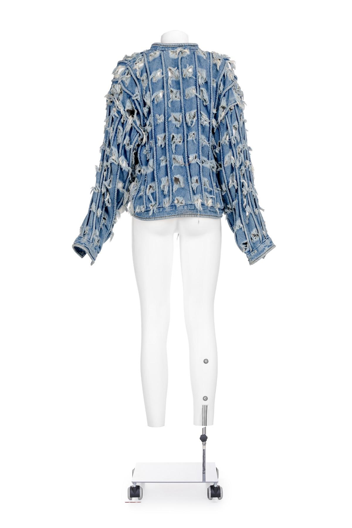 Icône et rare veste en denim tailladée Printemps-Eté 1991 de la collection 