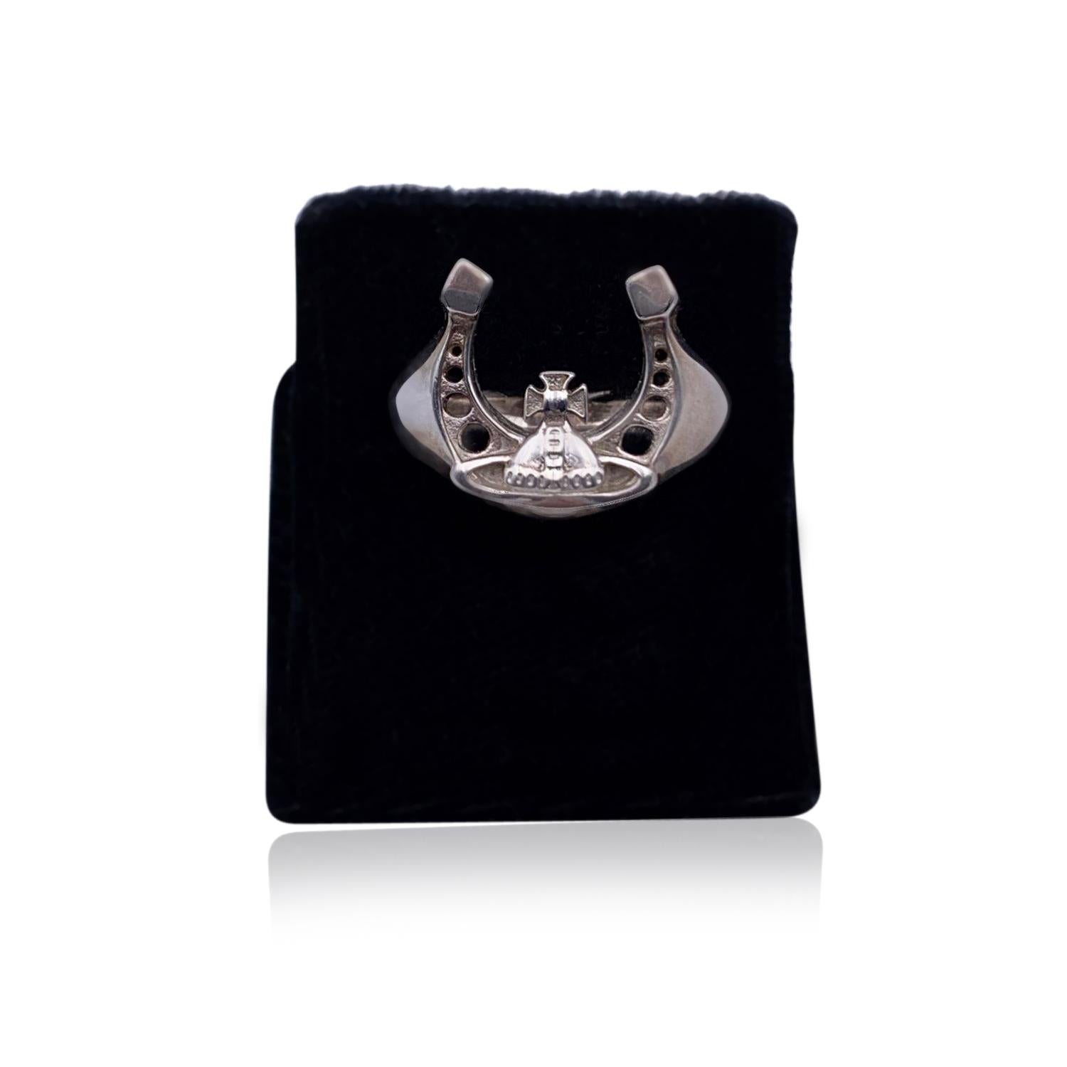 Beautiful Vivienne Westwood sterling silver 'Larissa' Ring. Made in sterling silver with horse shoe and Orb logo. Sizable. Size: L (7.5 US size, 56 FR size). 'Vivienne Westwood' engraved on the ring.


Condition

A - EXCELLENT

Gently used. Minimal