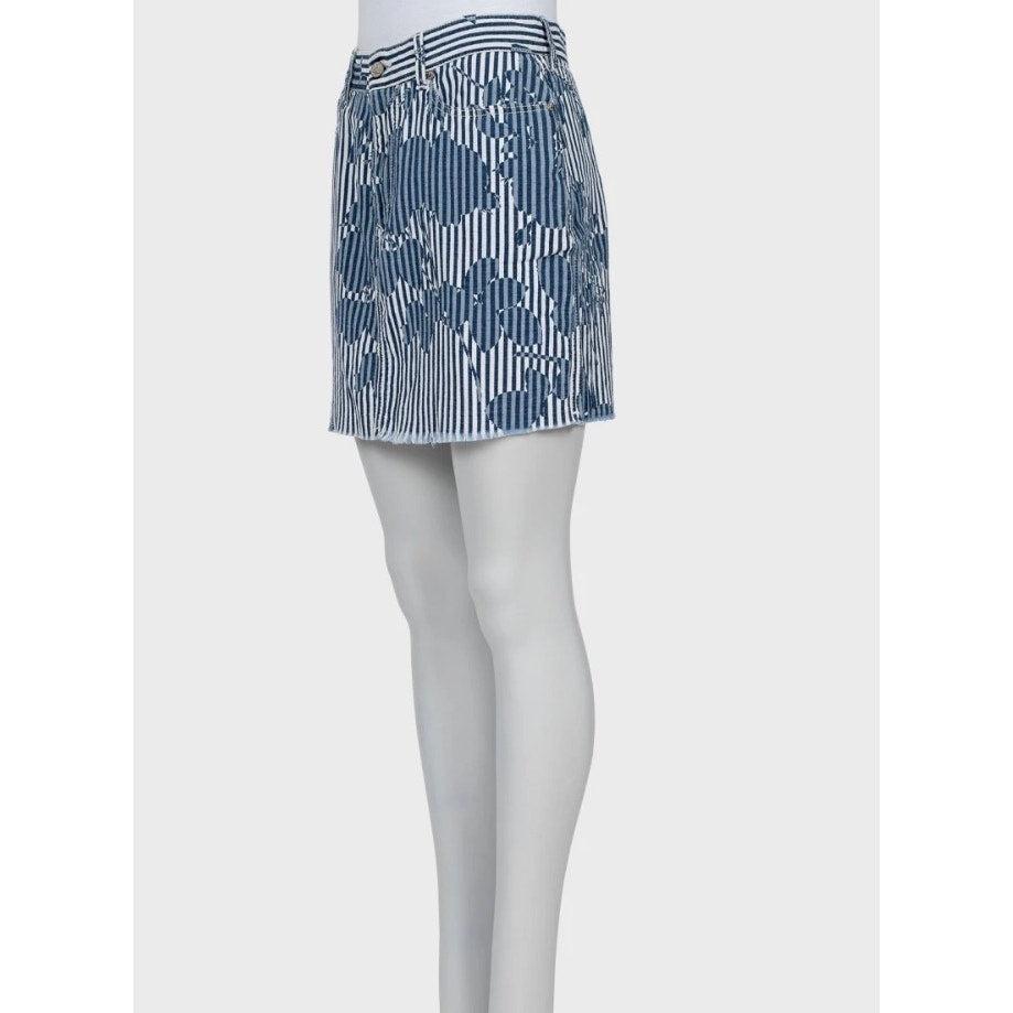 Aggiungi un tocco di regalità britannica al tuo guardaroba con questa gonna chic di Vivienne Westwood! Caratterizzata dall'iconico motivo a righe del marchio, questa gonna dal taglio dritto è realizzata in cotone 100% leggero e traspirante, perfetto