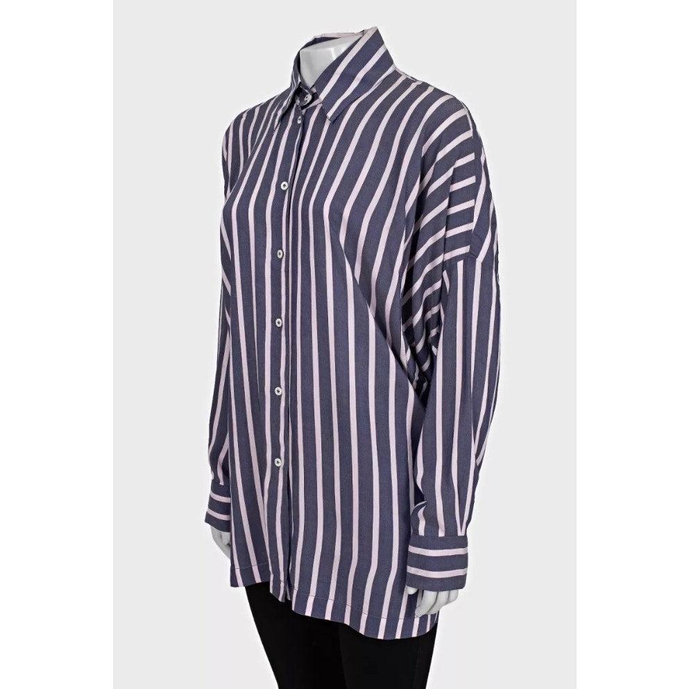 ¡Eleva tu vestuario con esta elegante camisa oversize de Vivienne Westwood! Esta camisa de rayas moradas presenta una silueta suave y drapeada y etiquetas originales de la marca, lo que la convierte en un complemento único para tu colección. Aunque
