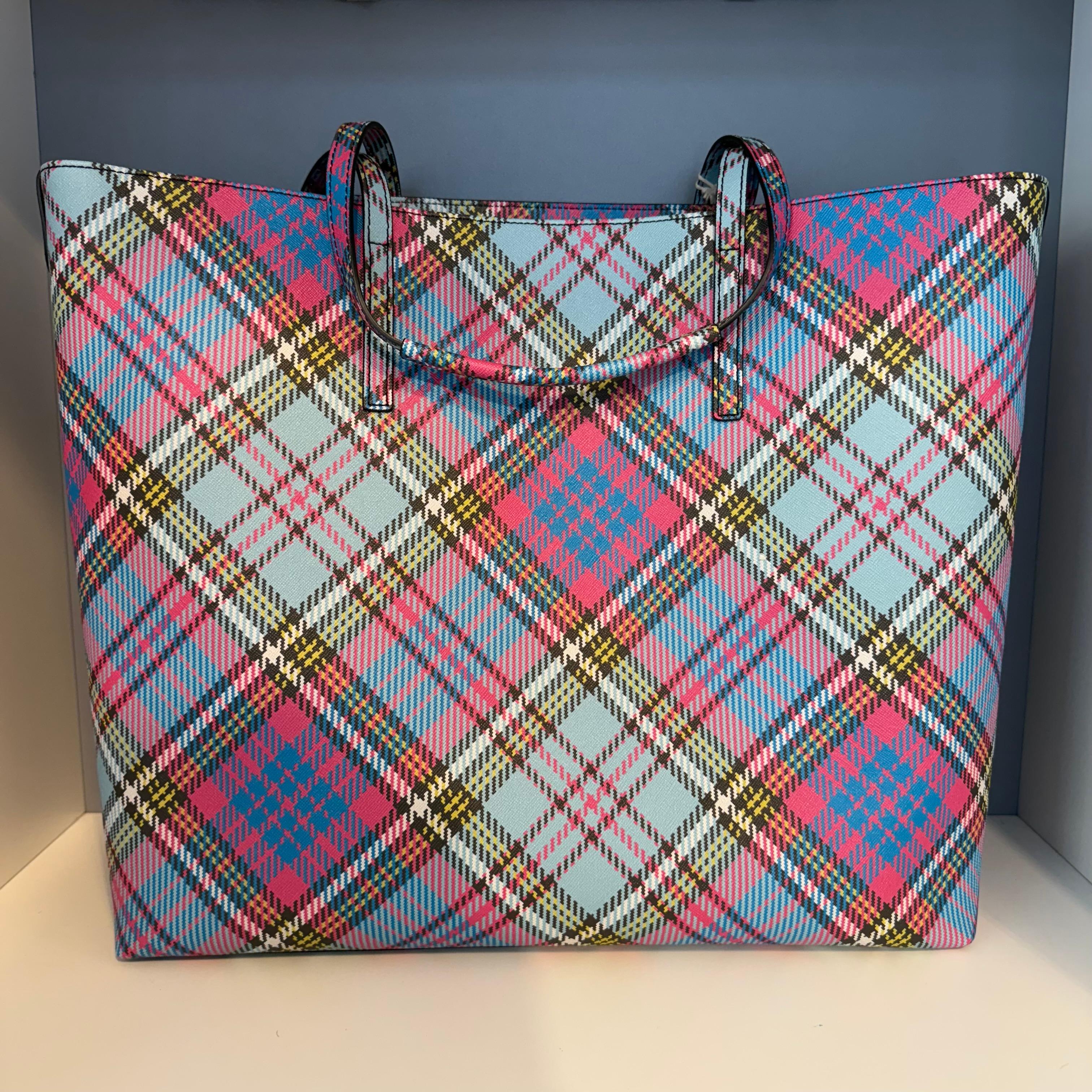 Brandneue Cabas-Tasche von Vivienne Westwood
Tragetasche mit Kordelzug
Biogrünes Saffiano-Öko-Leder
Blau und rosa Farbe
McAndy Schottenkaro-Druck
Zwei Griffe
Wird quer zur Körperhaltung getragen
Innentasche mit Reißverschluss, zusätzliches Fach und