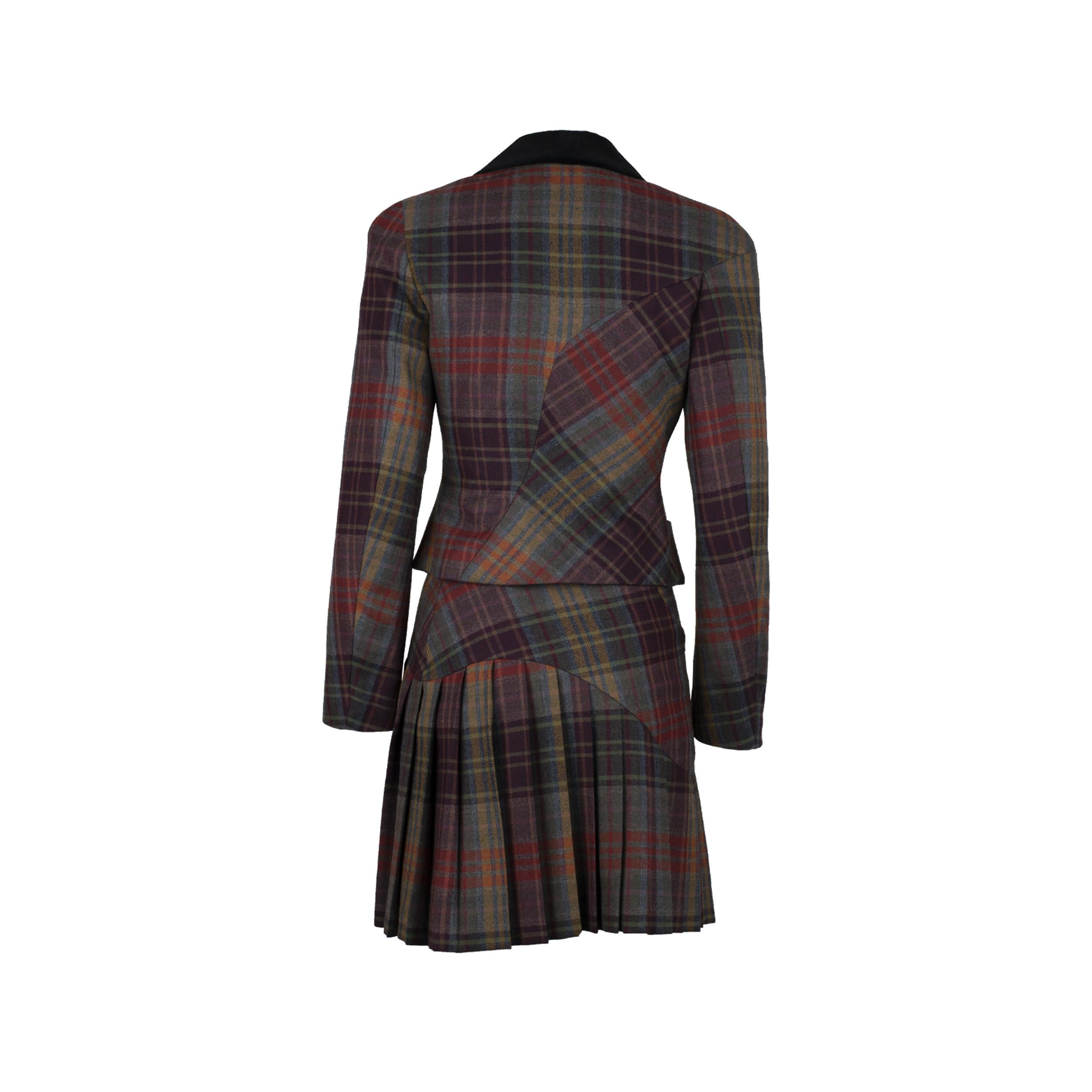 Vivienne Westwood tartan set, including a jacket with long sleeve and asymmetrical button fastening, and pleated skirt with zip fastening.

Composition
100% Wool Lining: 54% Acetate, 46% Viscose

Product measurements

Total length -50 cm
Bust - 42