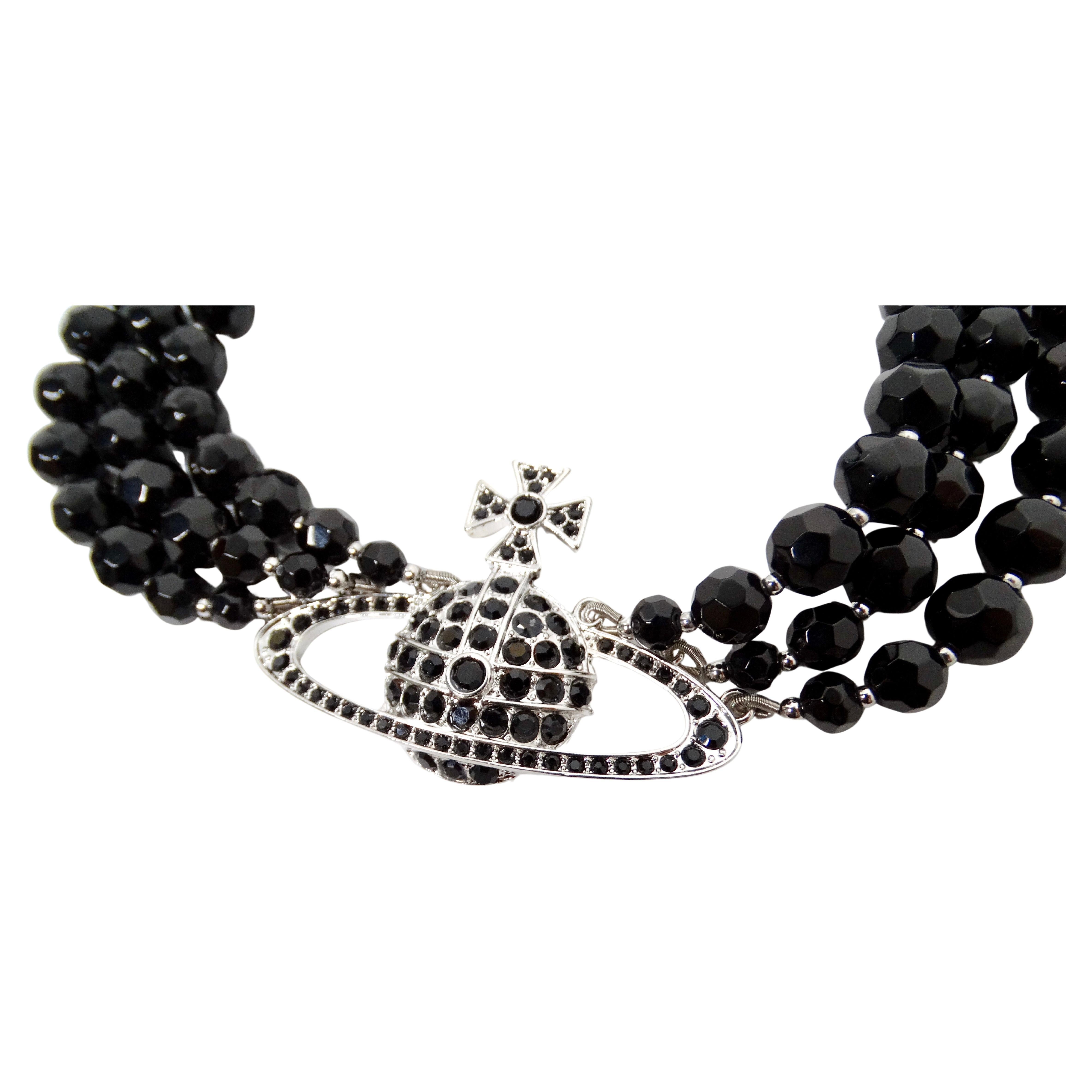 Die Thee-Row Black Achat Crystal Beaded Orb Choker Necklace von Vivienne Westwood ist ein auffälliges Statement-Stück, das kühne Eleganz und kantige Raffinesse verkörpert. Der versilberte Kugelanhänger ist mit einer Reihe von glänzenden schwarzen