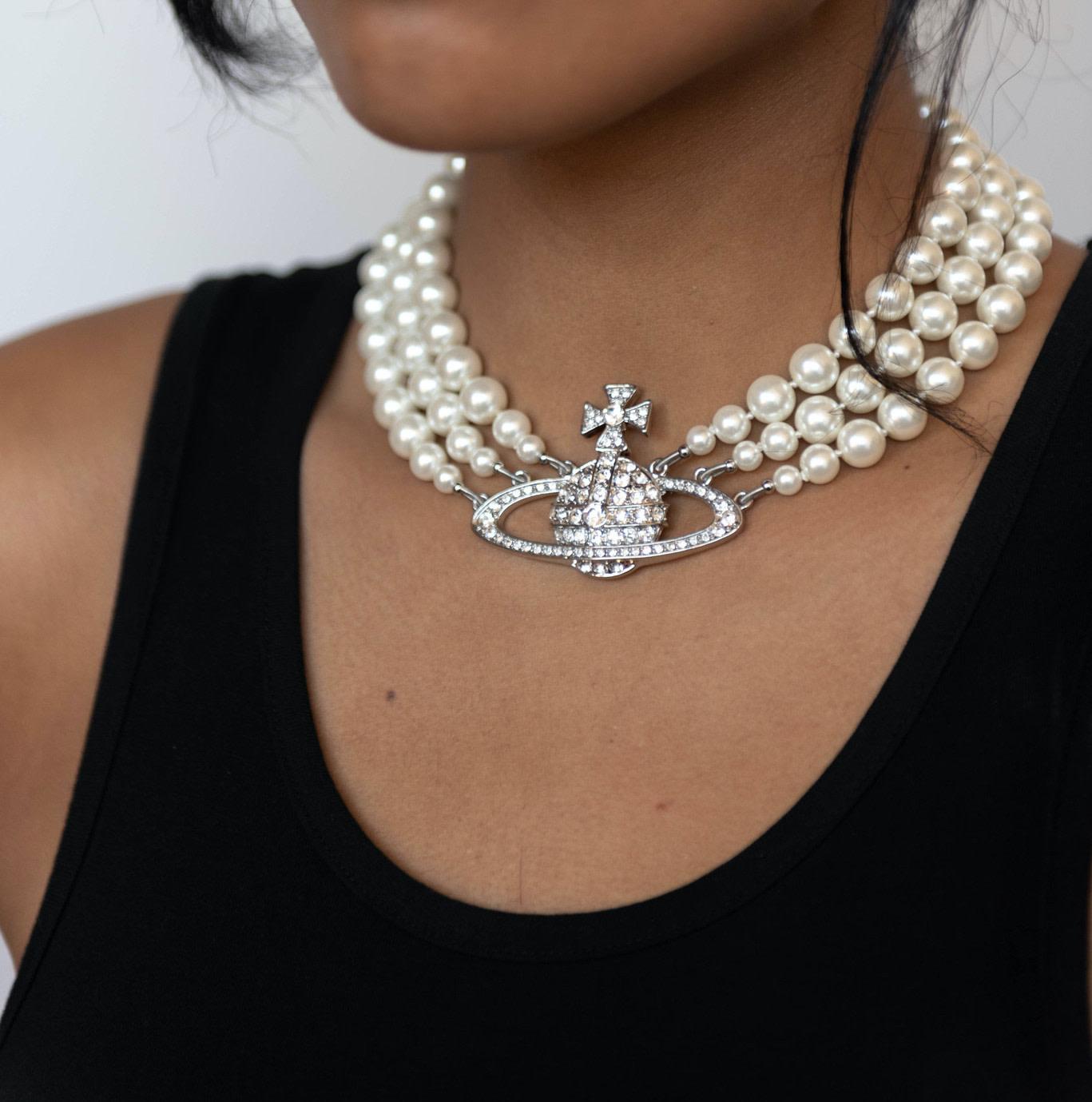 Bunke af Bære effektivitet Vivienne Westwood Three Row Pearl Bas Relief Orb Choker In