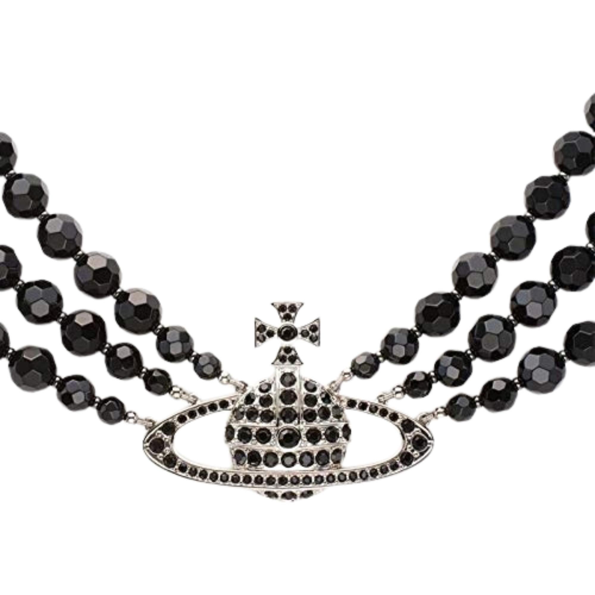 Drei handgeknüpfte Reihen von Swarovski-Perlen, die sich an einem Markenverschluss auf der Rückseite treffen, ergänzen die Kette mit dem charakteristischen silbernen Orb in der Mitte.

MATERIAL: Messing und Swarovski-Perlen
FARBE: