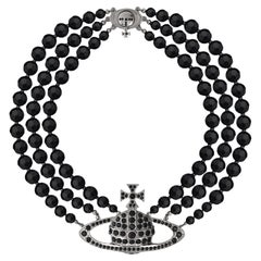 Vivienne Westwood Choker mit drei Reihen Perlen und Basrelief, schwarz
