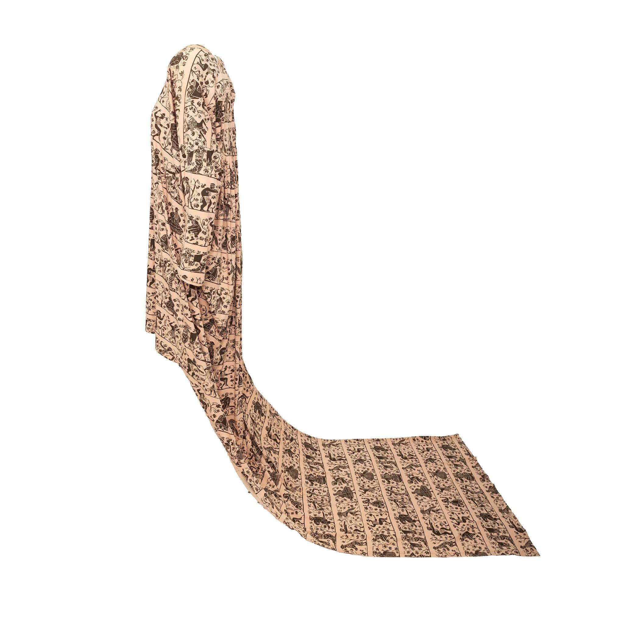 Rare robe d'occasion Vivienne Westwood en blush doux avec des imprimés illustratifs marron audacieux. Il présente une silhouette décontractée et drapée, ainsi qu'un panneau allongé spectaculaire pour un mouvement saisissant. Une pièce de collection