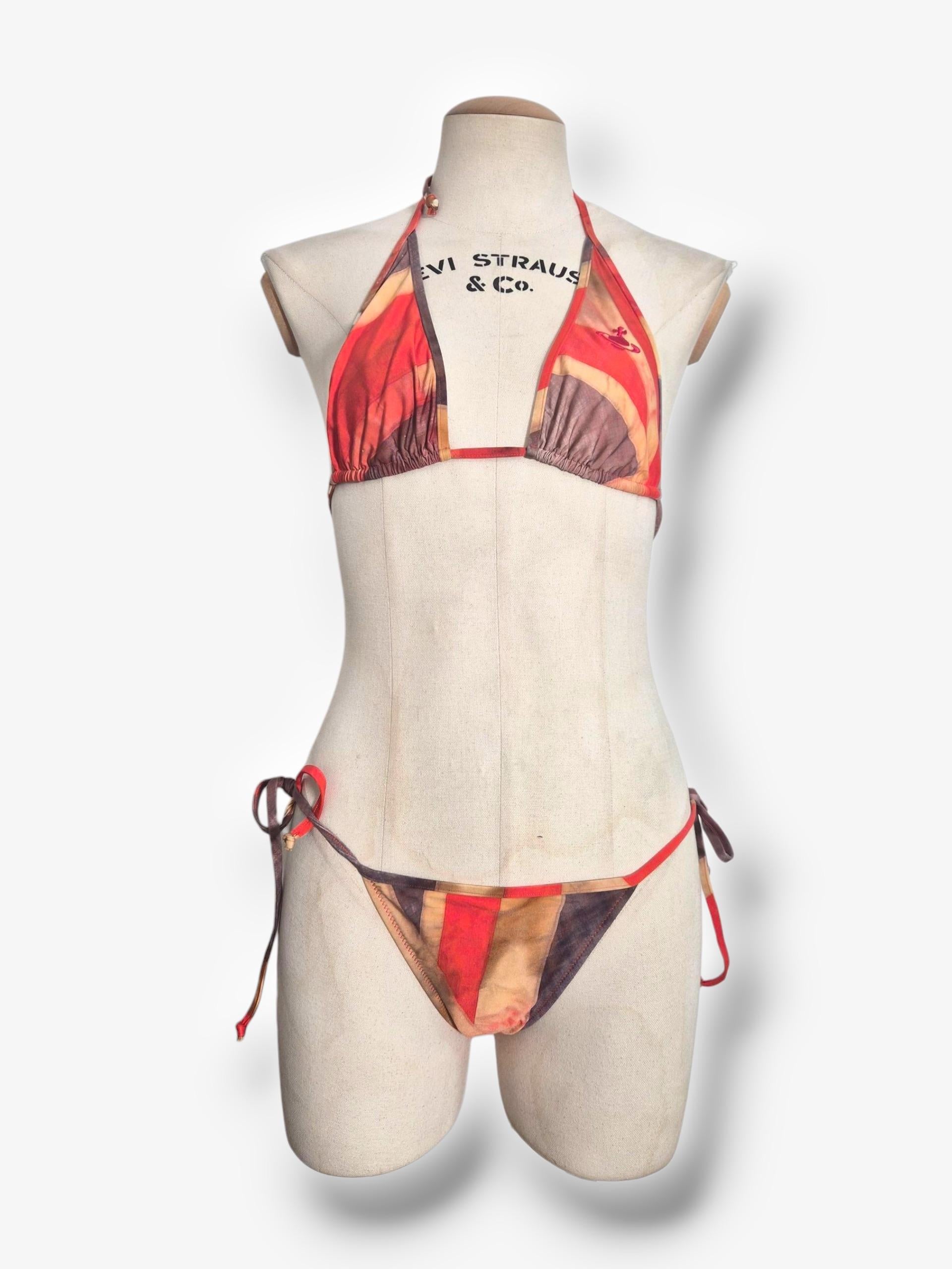 Un raro bikini Vivienne Westwood, non disponibile, con l'iconica stampa della Union Jack del marchio, un motivo profondamente radicato nell'eredità punk della Westwood. La bandiera britannica è uno dei simboli più famosi della stilista fin dagli
