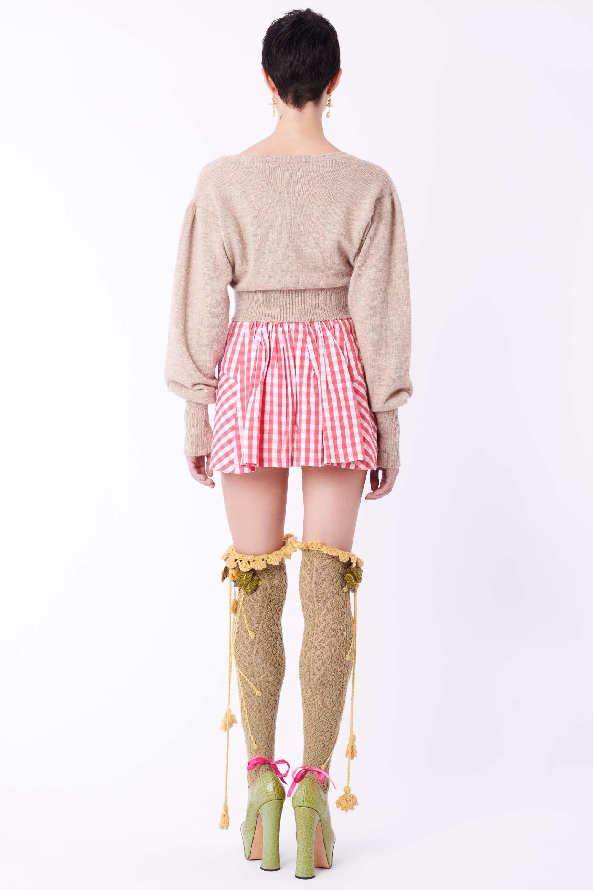 Minifalda rosa vintage Vivienne Westwood 1994. Con estampado de cuadros en rosa, espalda con volantes y cremallera invisible, botón orbe Vivienne Westwood y totalmente forrada en un largo mini. En excelente estado vintage.

Marca: Vivienne