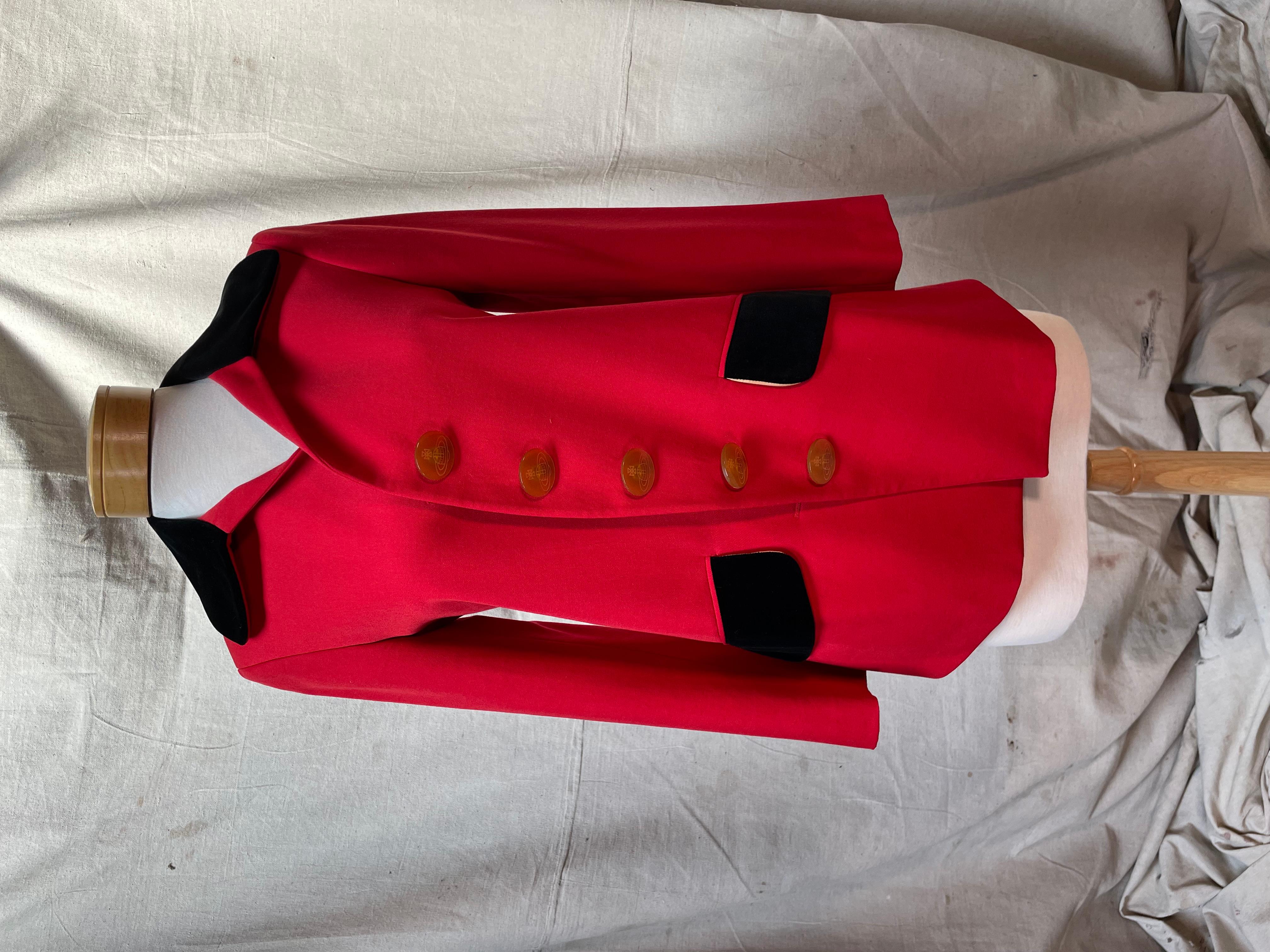 Creato a Londra, questo cappotto è la forma assoluta del lusso vintage. Presentato sotto forma di materiali di alta qualità e artigianato, ma senza loghi o marchi ostentati. Piuttosto che fare un'esibizione pubblica di ricchezza, questo pezzo