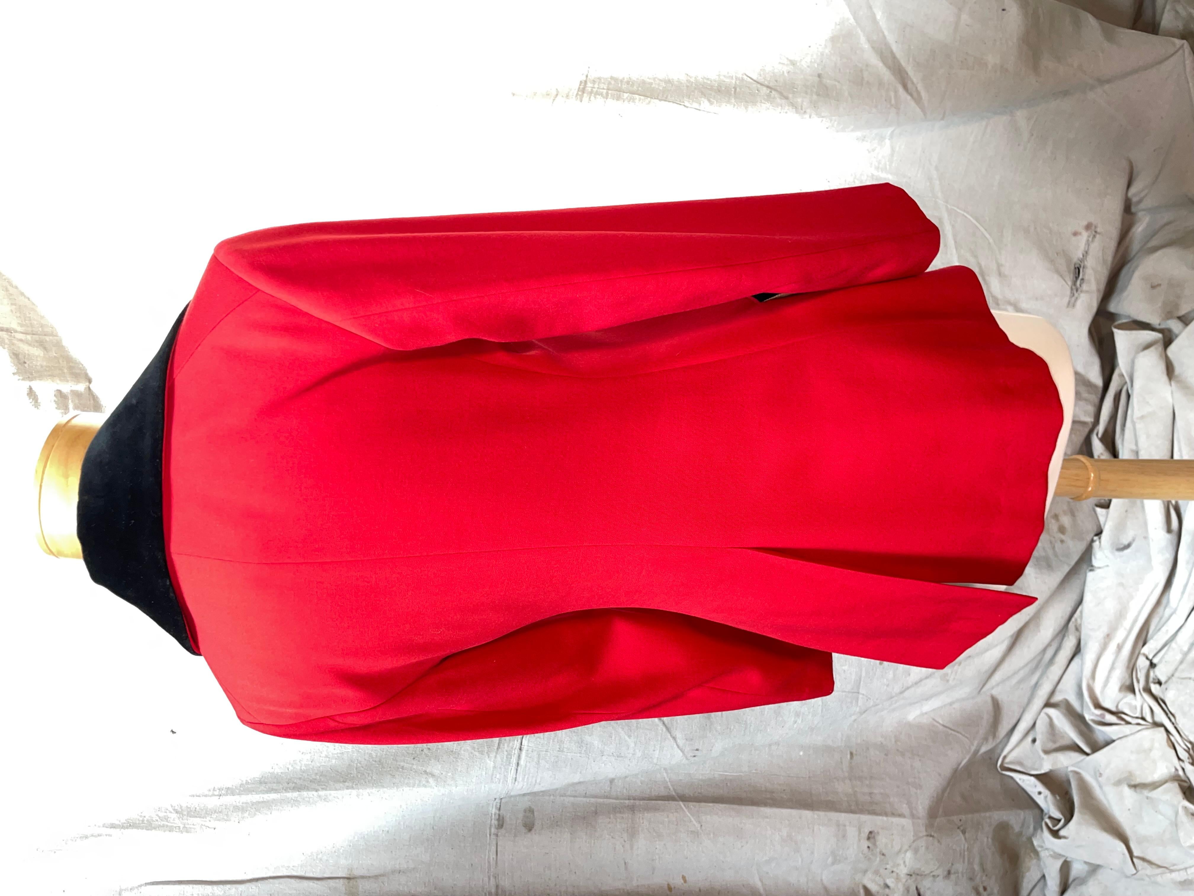 Lana Giacca vintage in lana rossa con colletto in velluto nero di Vivienne Westwood, Vintage By 1990 in vendita