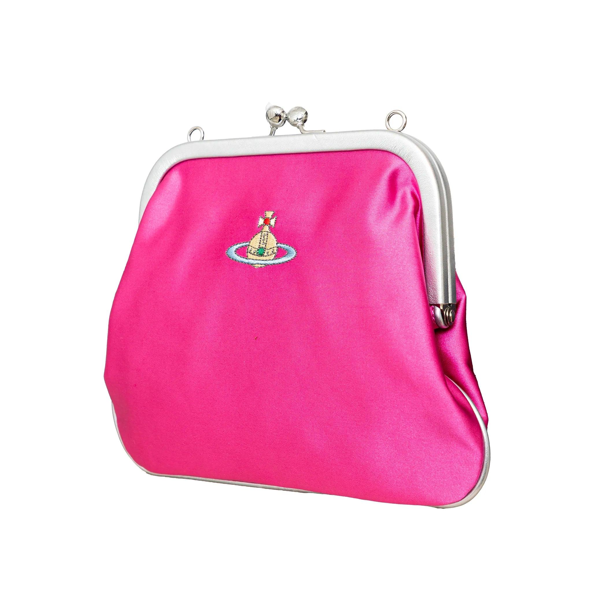 Bolso de mano Vivienne Westwood de satén rosa con herrajes plateados y adornos de piel vegana, logotipo de la esfera bordado, cierre de besos, correa de cadena extraíble.
 Incluye: bandolera y cadena. 
 Medidas: Alto:17,5;Ancho:22;Fondo:5  
