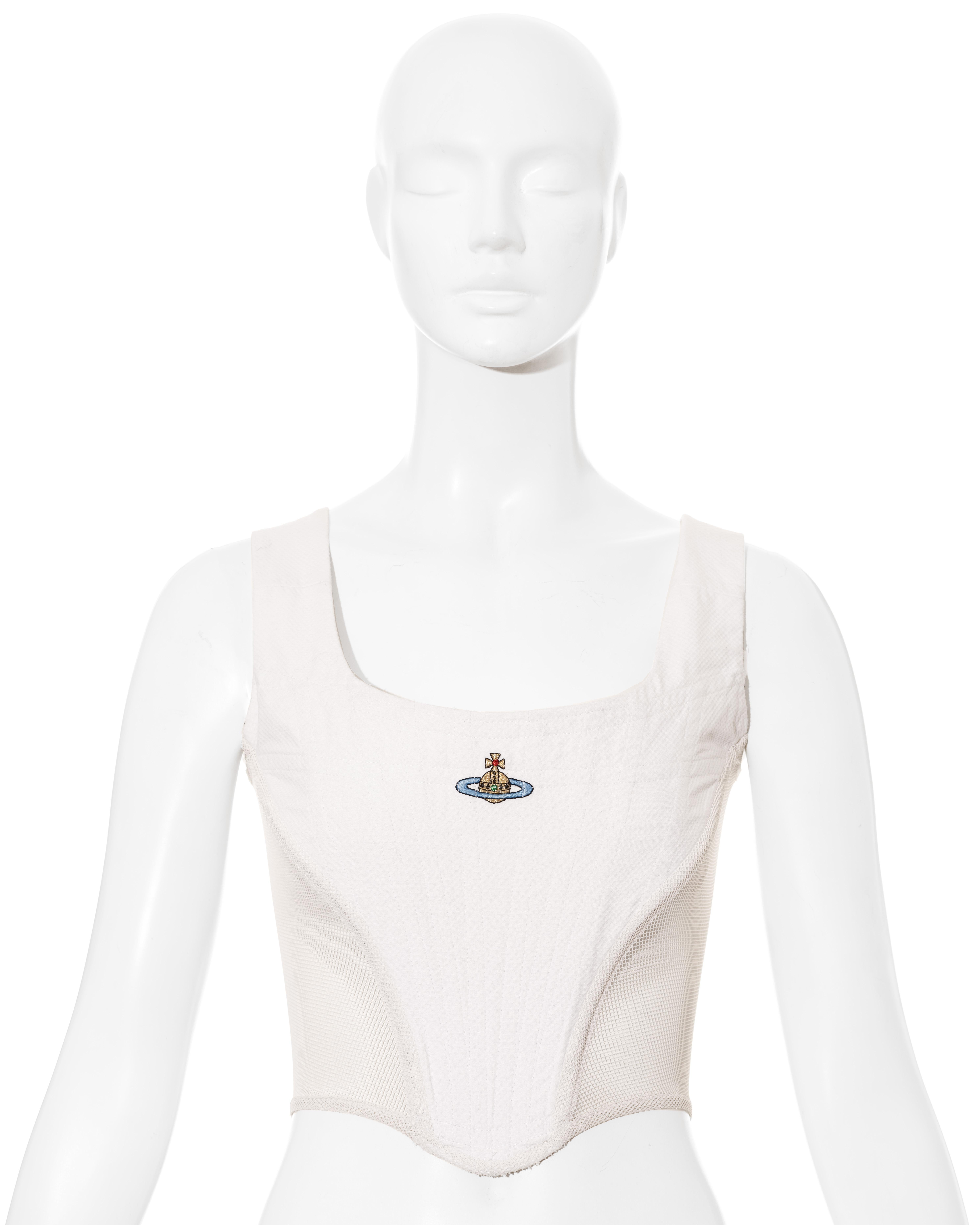 Weißes Baumwollkorsett von Vivienne Westwood mit seitlichen Netzeinsätzen und gesticktem Westwood Orb-Logo. 

Frühjahr-Sommer 1994