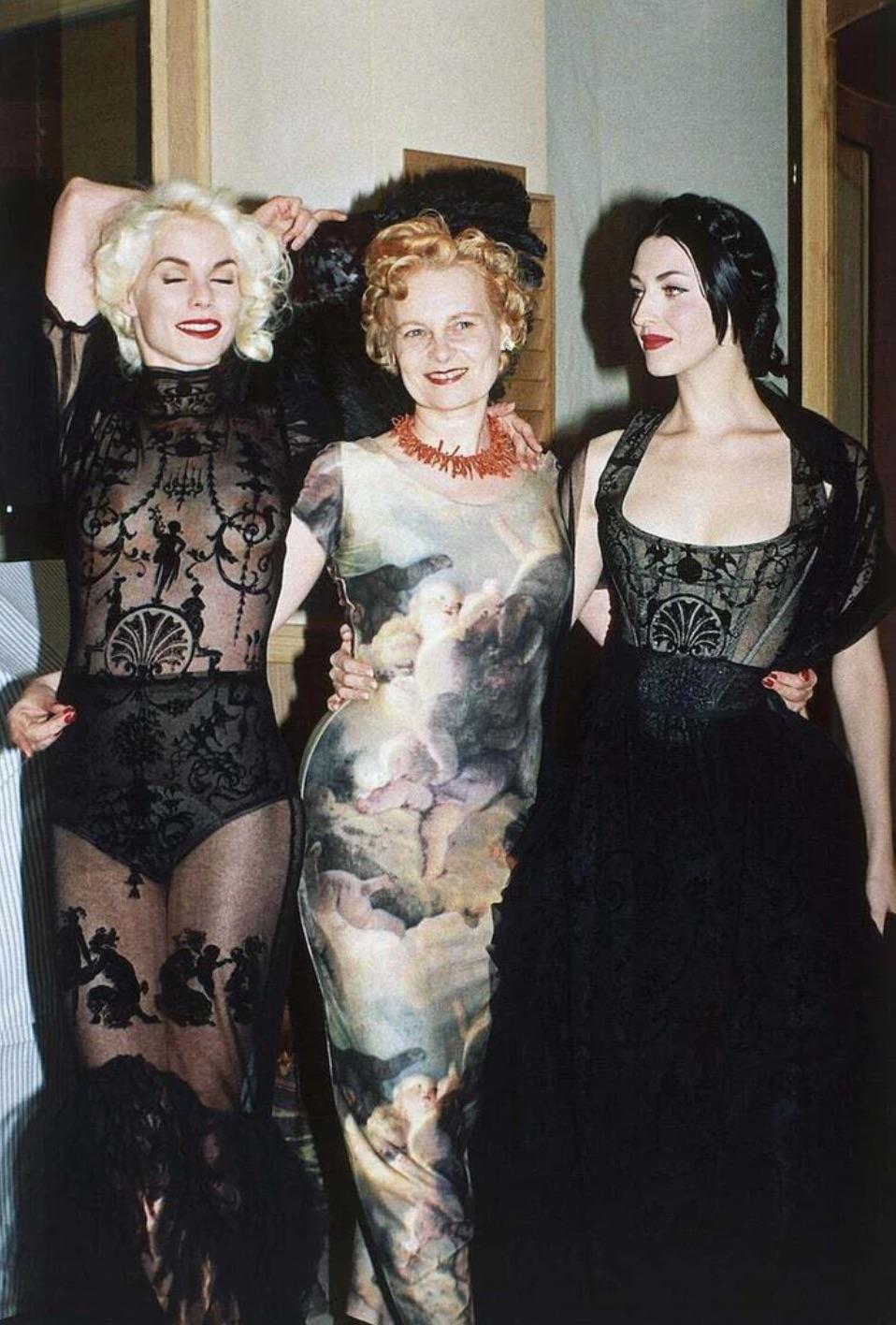 Der Vivienne Westwood x Sock Shop Boulle Bodysuit von 1992 ist ein Muss für jeden Sammler von Modeikonen. Wie bei Vivienne Westwoods Muse Sara Stockbridge gesehen. Mit dem kultigen Boulle-Print, der in Westwoods 