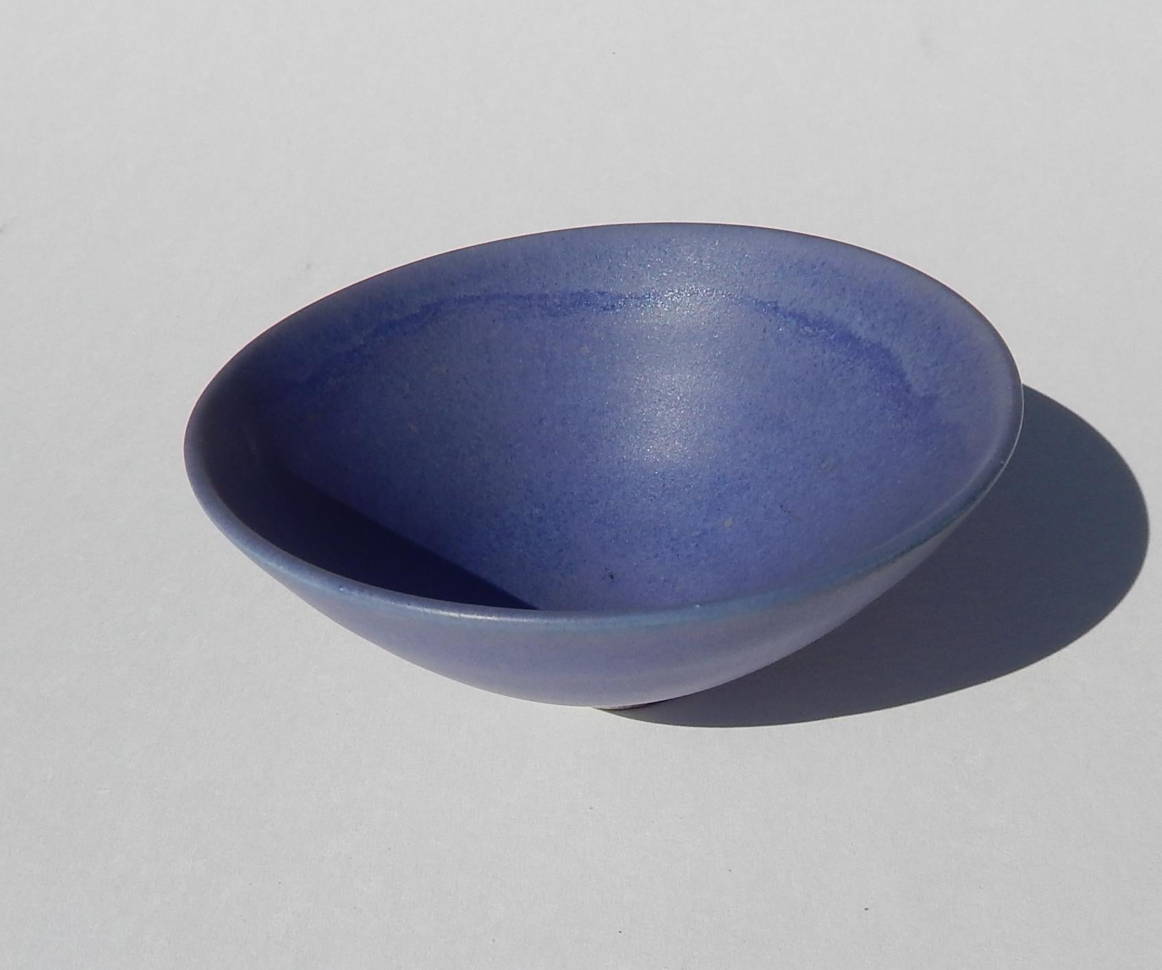 Viveka and Otto Heino exquistie small flared bowl in Robin's egg blue.
Measures 2