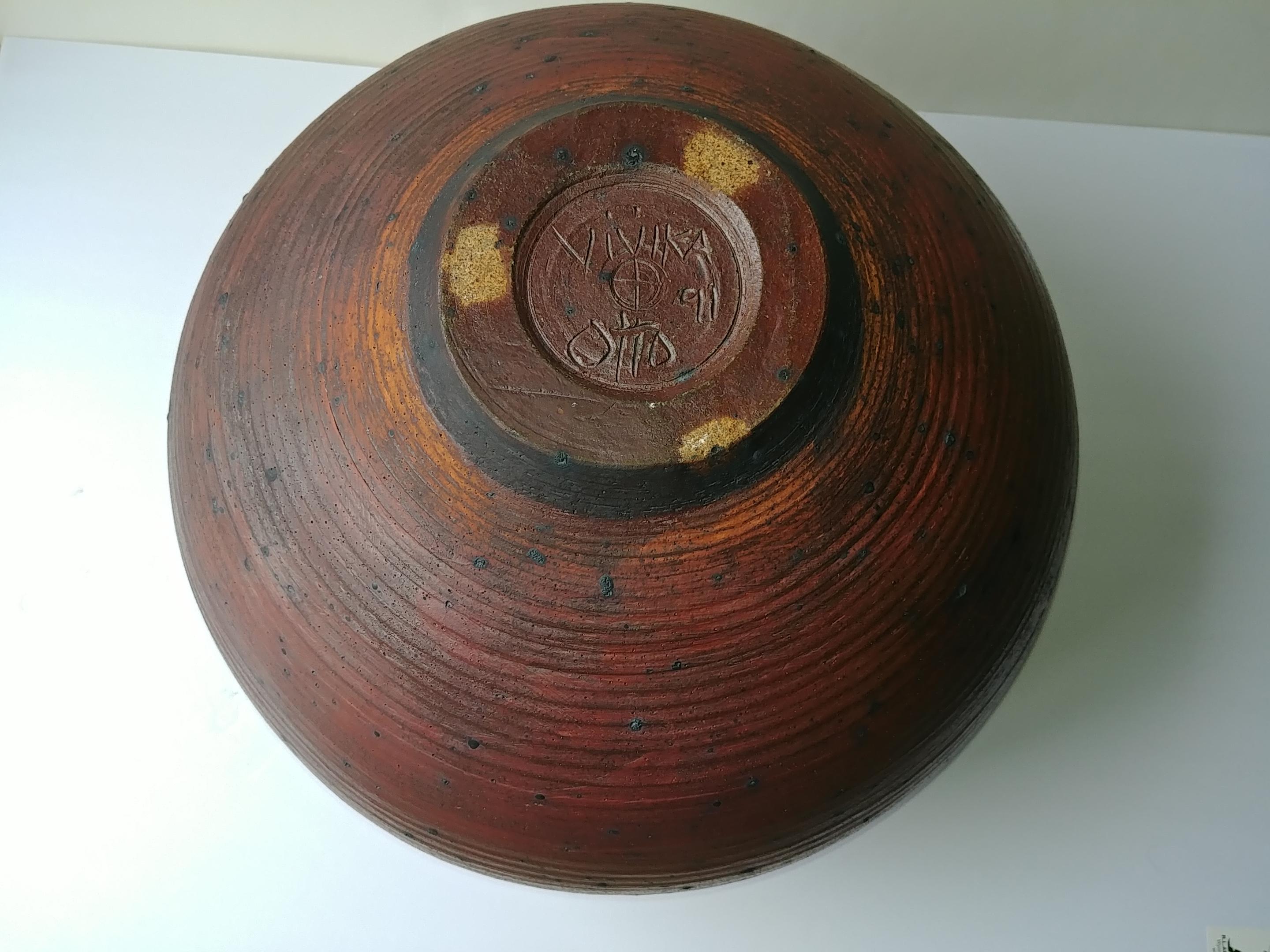 Si tratta di un vaso di grandi dimensioni firmato da Vivika e Otto e datato 91. Il diametro è di poco superiore a 14 pollici e appena inferiore a 12 pollici, circa 7/8.