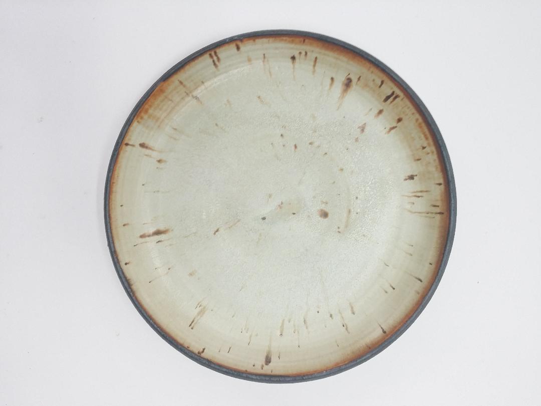 Large Studio Pottery charger, by Vivika and Otto Heino, circa 1970. Measures: 16 3/4