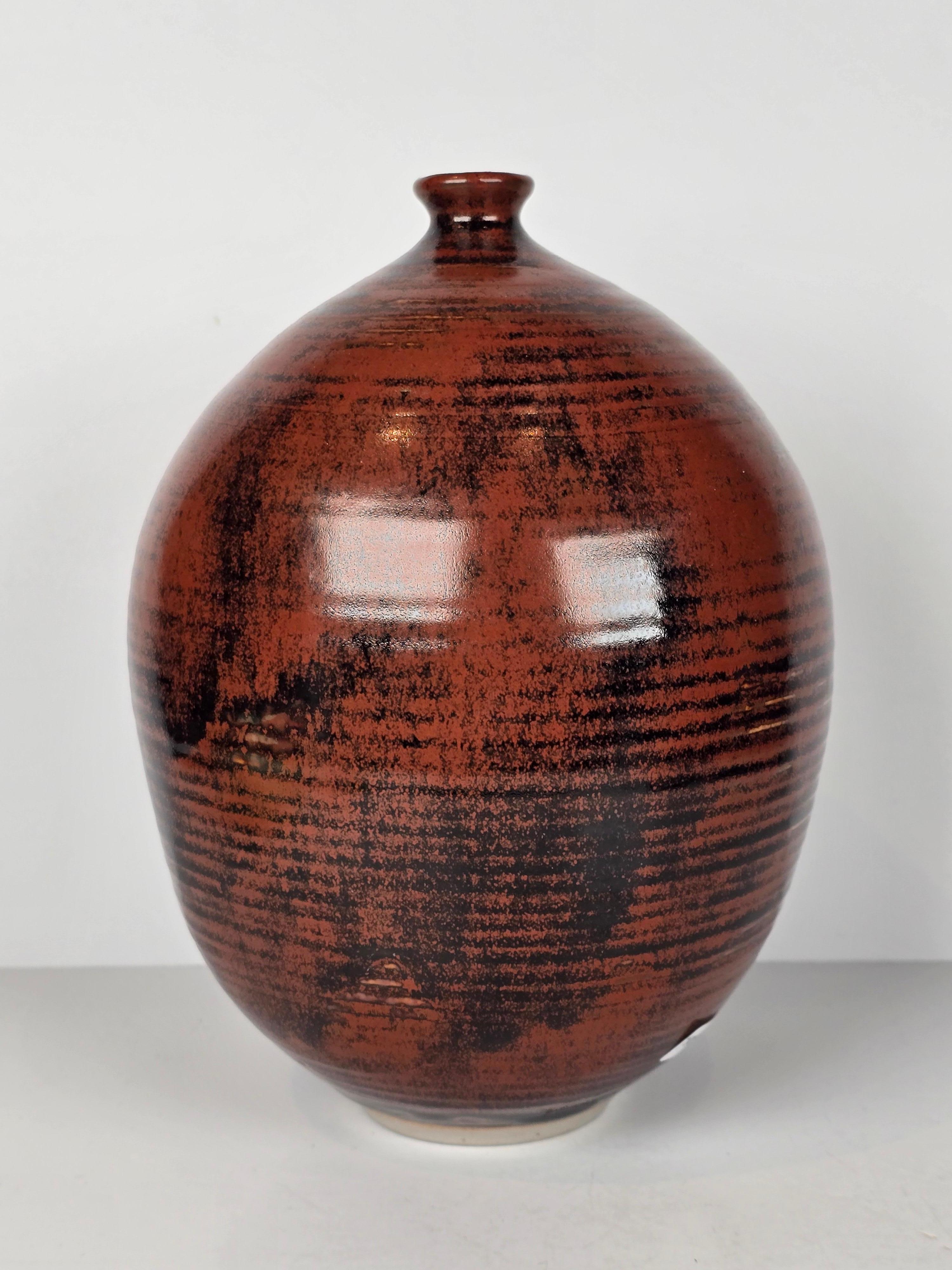 Lovely sized bulbous studio pottery vase by well known studio potters Otto and Vivika Heino.  Signed to the underside Vivika and Otto.  

Excellent condition with no issues.

8 1/4