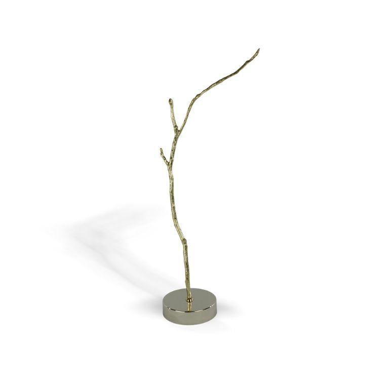 Voici Vivit, une statue décorative unique en laiton qui incarne l'élégance et la vitalité de la nature. Fabriquée avec une attention méticuleuse aux détails, Nature capture l'essence des premières branches bourgeonnantes, apportant une touche du