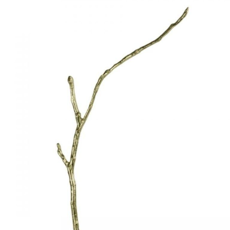 Voici Vivit, une statue décorative unique en laiton qui incarne l'élégance et la vitalité de la nature. Fabriquée avec une attention méticuleuse aux détails, Nature capture l'essence des premières branches bourgeonnantes, apportant une touche du