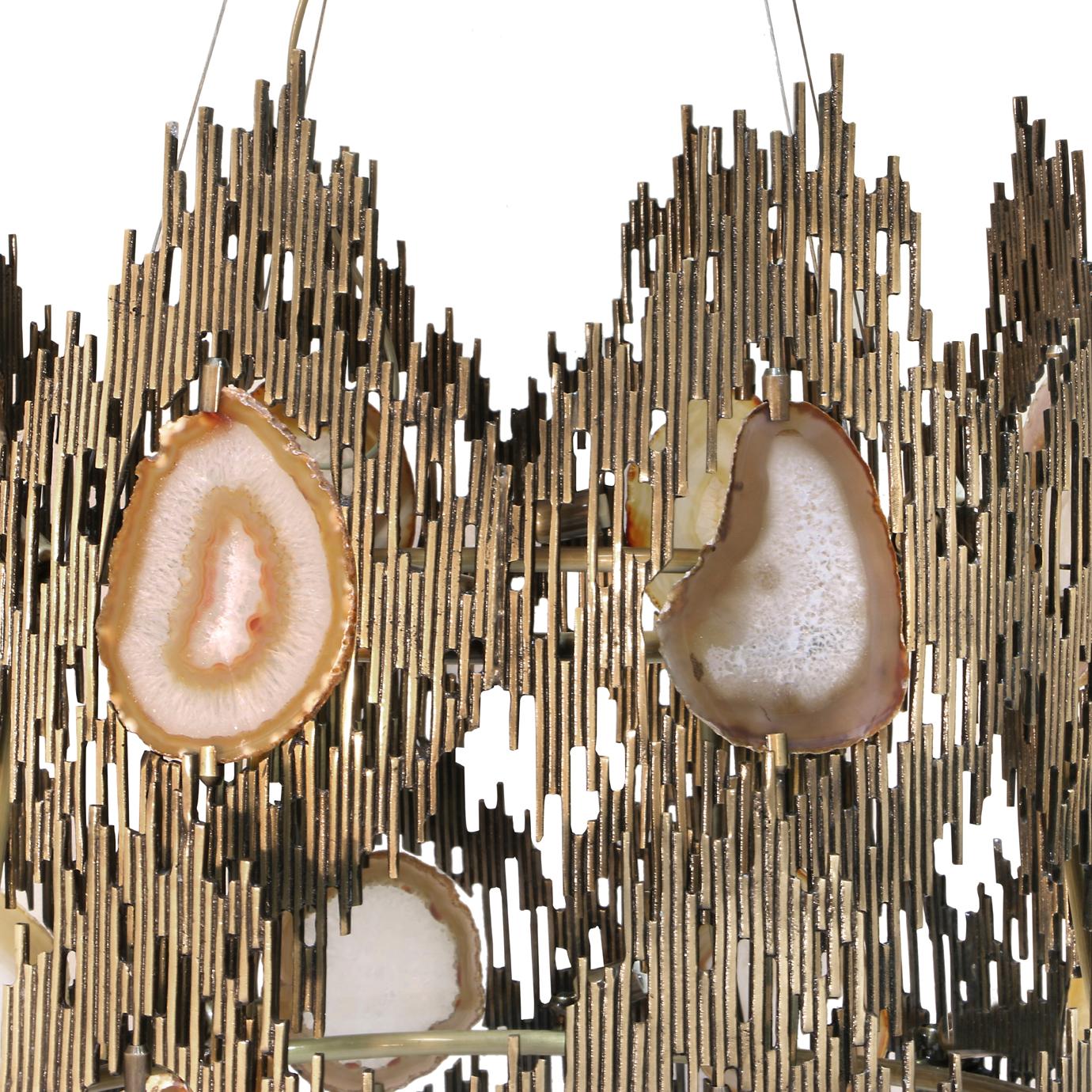 The Vivre offers exquisite vintage details with a decidedly modern profile. The dark neutral tones and the exquisite patterns in the agate stones are uniquely captivating against the light and the gold metal which embraces each stone in perfect