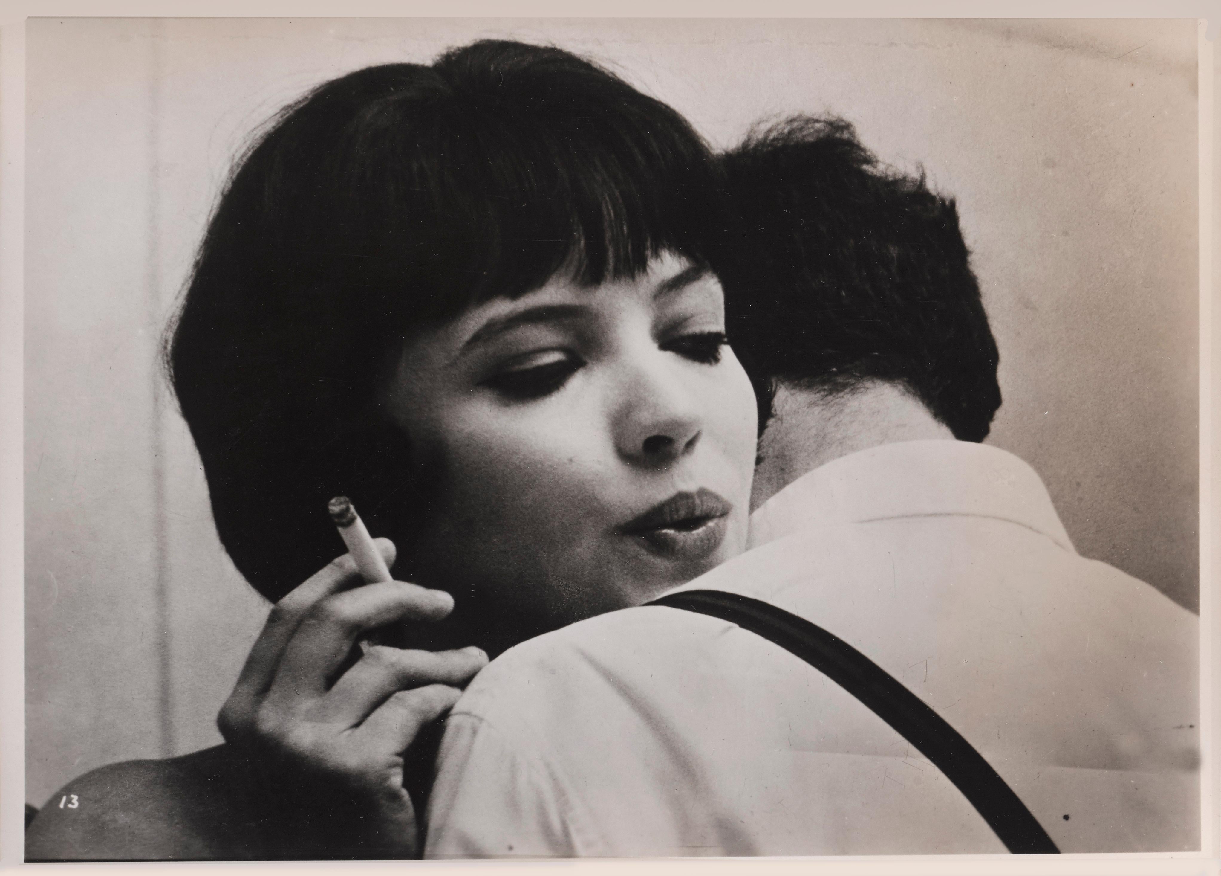 Originales französisches Silbergelatine-Studiofoto aus Jean-Luc Godards klassischem französischen New-Wave-Film Vivre Sa Vie von 1962, mit Anna Karina und Jack Florency in den Hauptrollen.
Susan Sontag, Autorin und Kulturkritikerin, bezeichnete