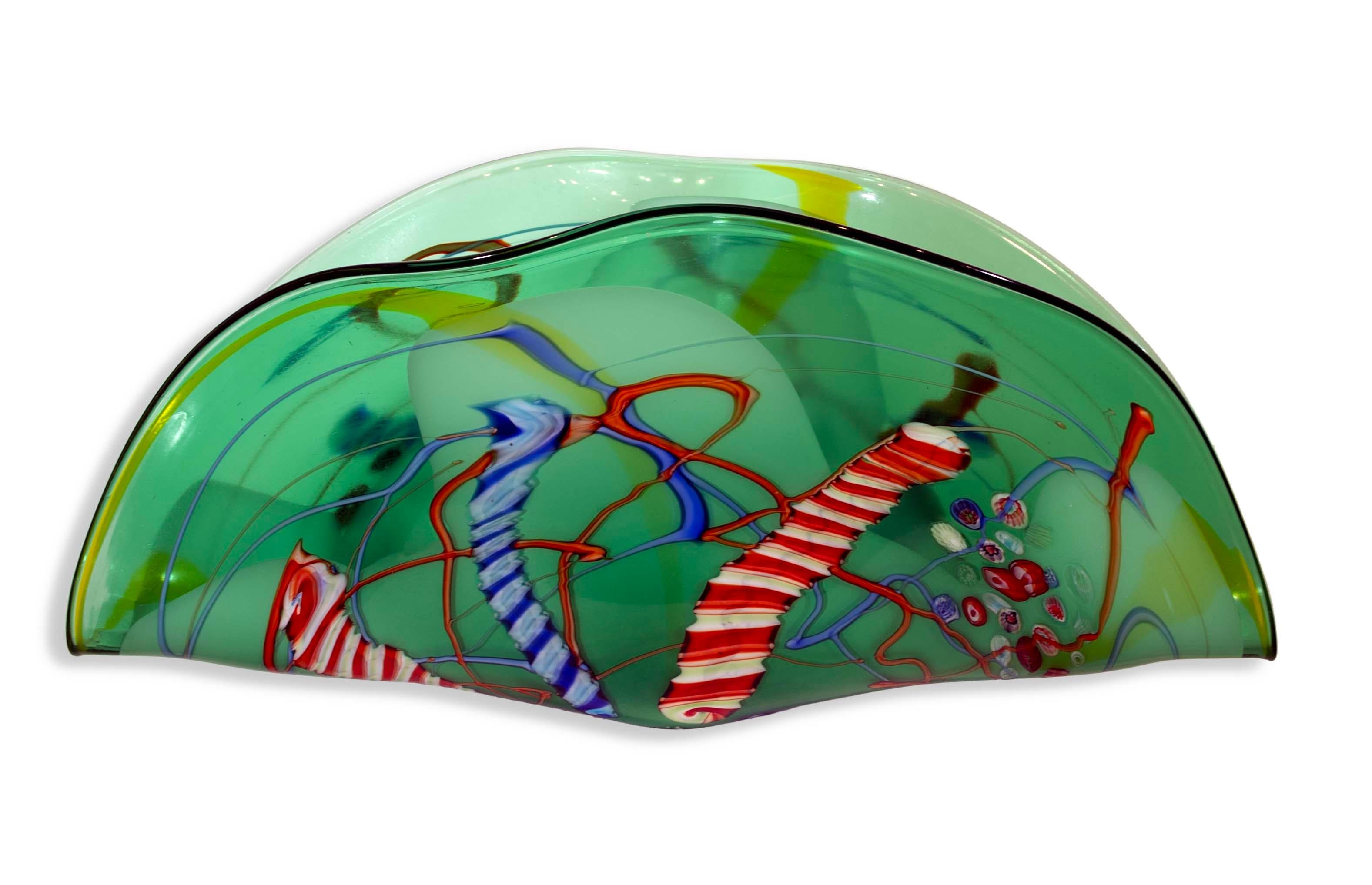 Un ventaglio verde contemporaneo in vetro soffiato di Murino di VIZ Art Glass Collections. Circa anni 2000. Forme e linee organiche di vari colori si trovano all'interno del vetro. Un oggetto decorativo unico per uno spazio moderno o contemporaneo.