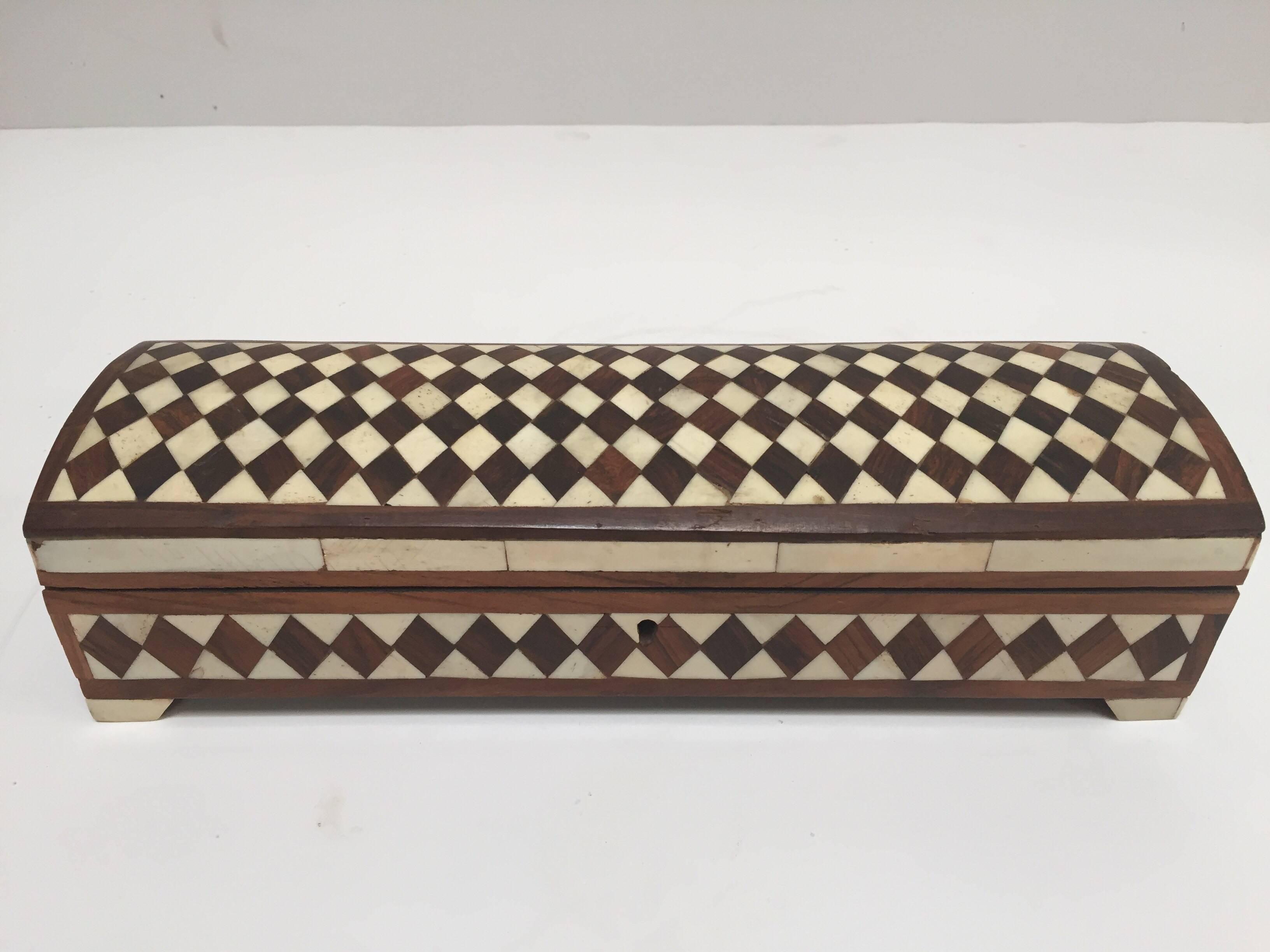 Fabulous Anglo-Indian decorative box inlaid.
Made in Vizagapatam, situated on the south east coast of India, near Madras.
Great decorative inlaid pen box or jewelry box.
Inside dimensions: 12