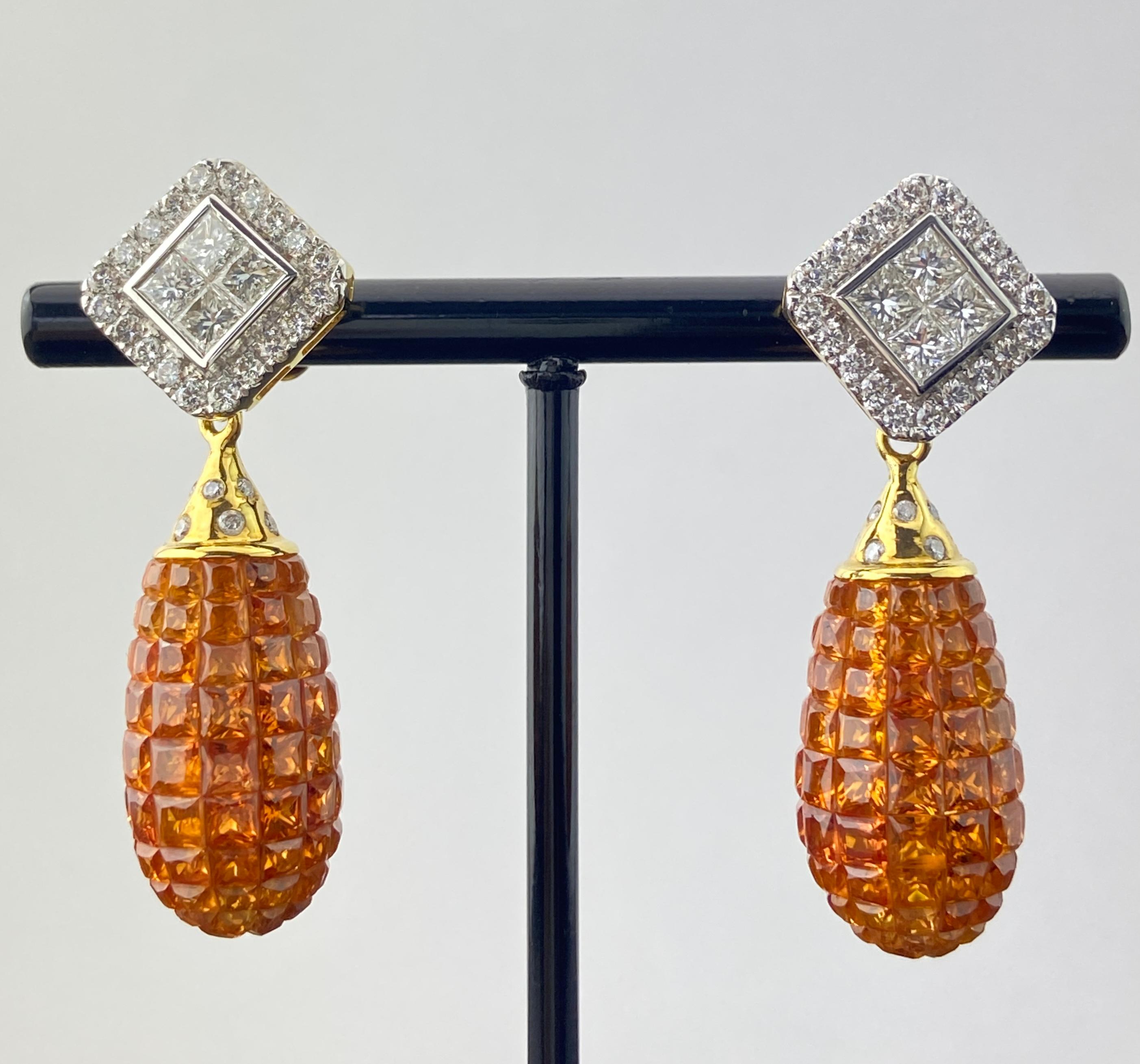 Golden Fire: orecchini a goccia in oro bianco 18 carati con zaffiro giallo intenso e diamanti

Irradiando calore e brillantezza, questi eccezionali orecchini presentano 33,20 carati di zaffiri gialli profondi taglio principessa, invisibilmente