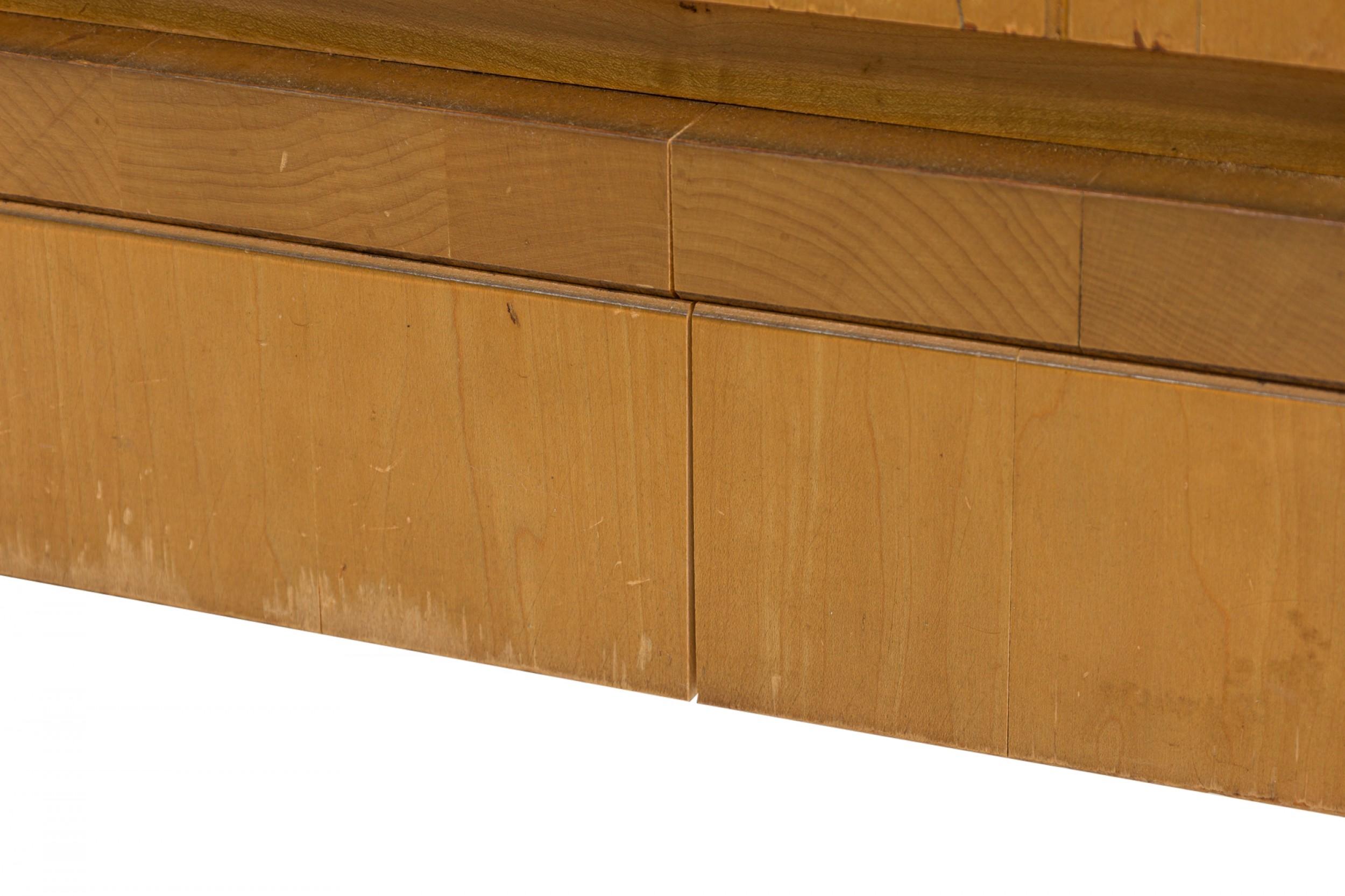 Van Keppel-Green per Brown Saltman Cassettiera in legno a 5 cassetti con base a staffa in vendita 4