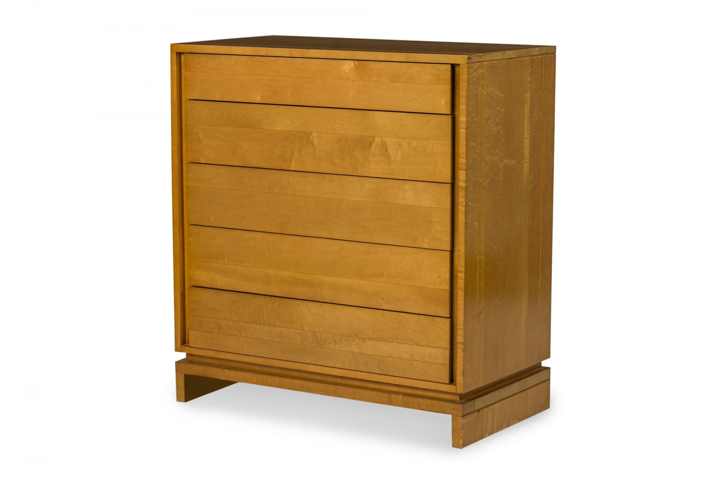 Cassettiera americana di metà secolo in legno con 5 cassetti a profondità crescente, appoggiata su una base a mensola in stile cinese. (VKG VAN KEPPEL-GREEN PER BROWN SALTMAN)