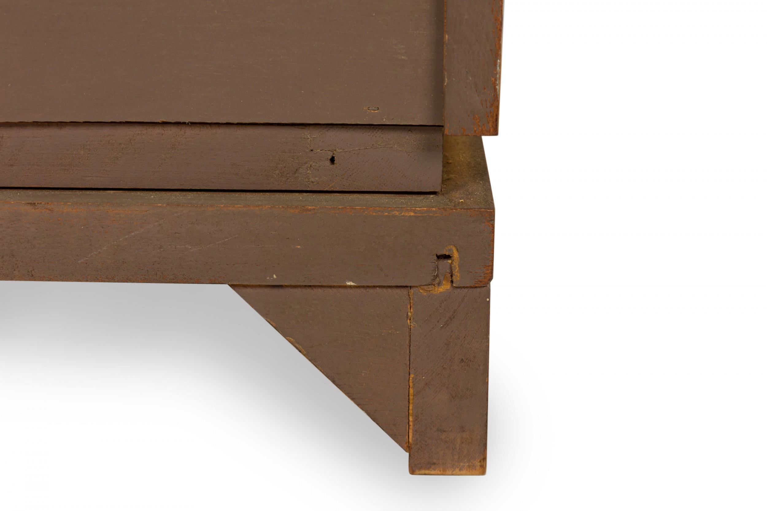Van Keppel-Green per Brown Saltman Cassettiera in legno a 5 cassetti con base a staffa in vendita 1