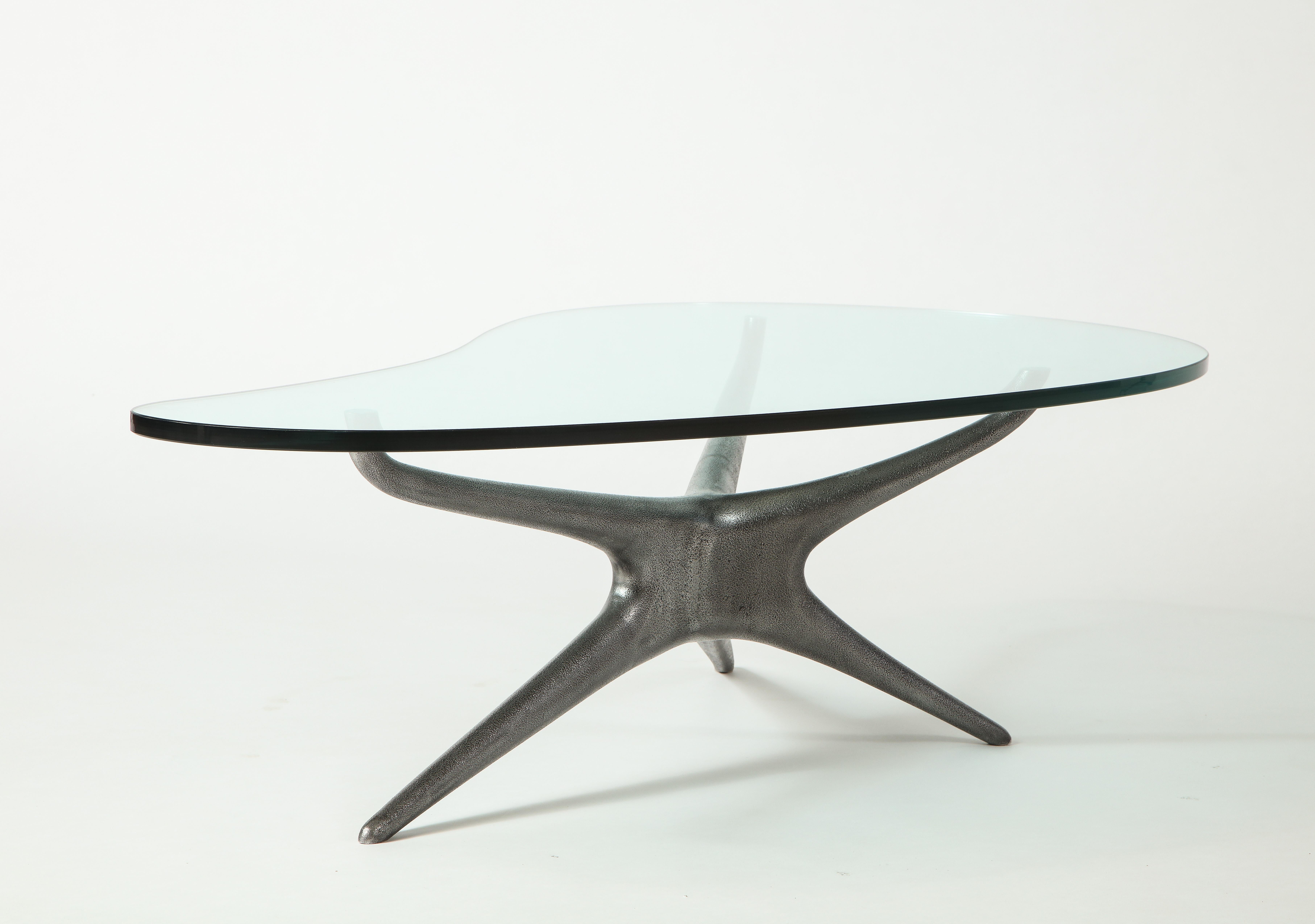 Table basse sculptée 412 en aluminium moulé avec plateau en verre transparent Vladimir Kagan 1