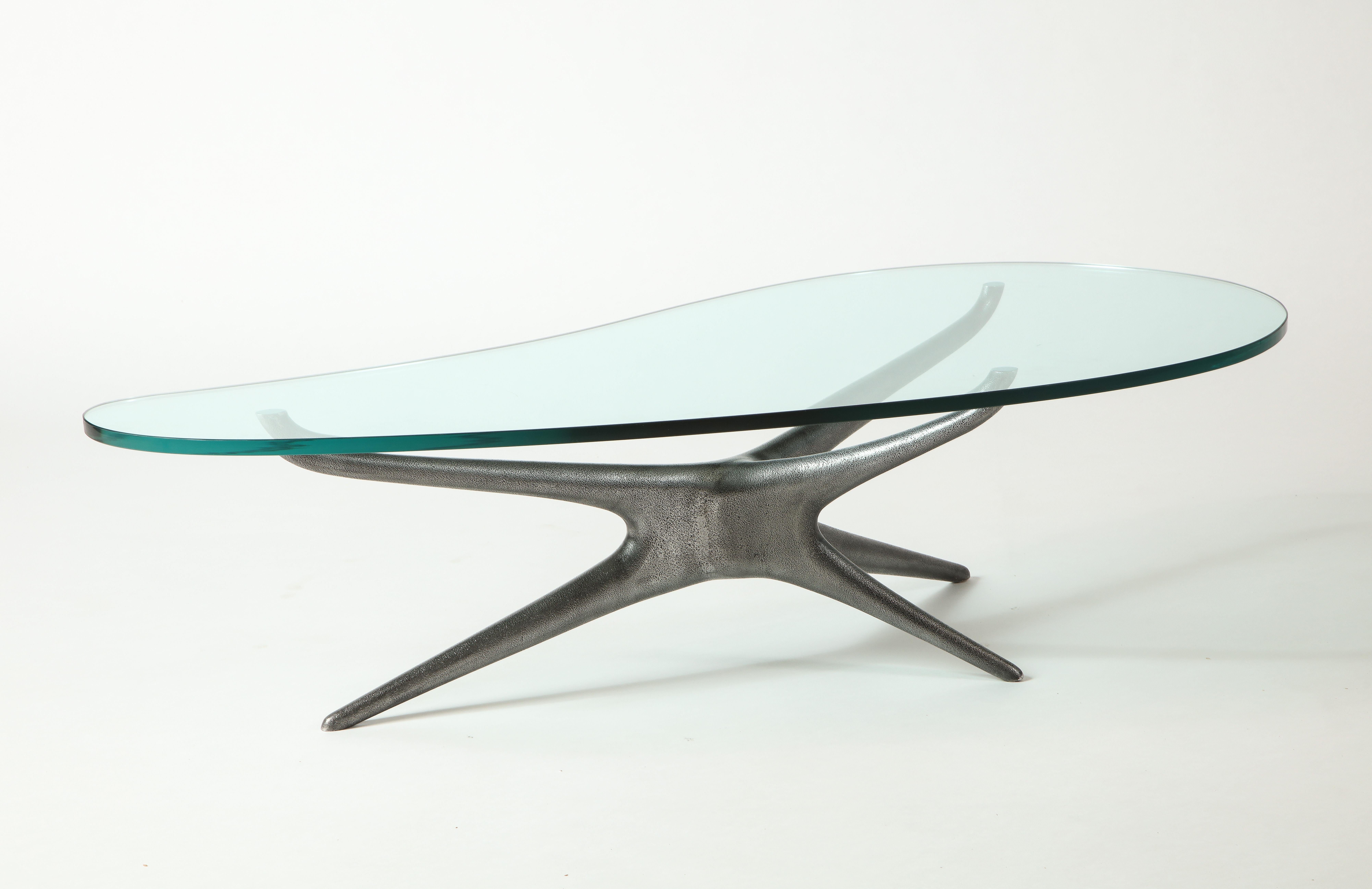Reconnue très tôt comme une icône du répertoire de Vladimir, la table basse sculptée 412 est devenue une marque de fabrique du design moderne du milieu du siècle. La base sinueuse et sculptée attire le regard vers le haut dans un joint dynamique qui