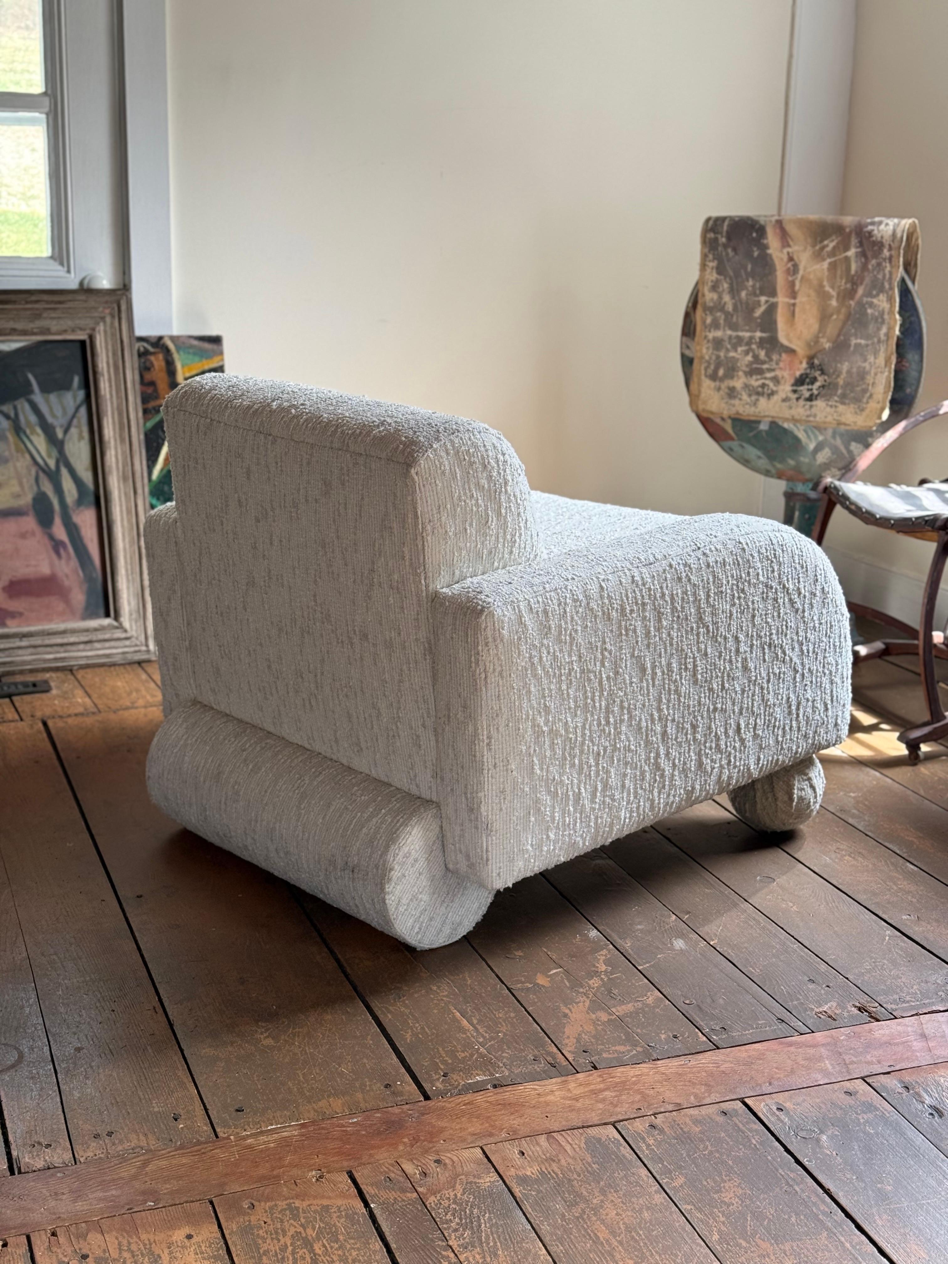 Questa è la sedia da club Hildegard di Vladimir Kagan del 1986 circa.  La sedia Hildegard è un modello raro e proviene dalla collezione personale di Vladimir Kagan a New York.  Rivestito di recente con un tessuto bianco sporco molto strutturato.  