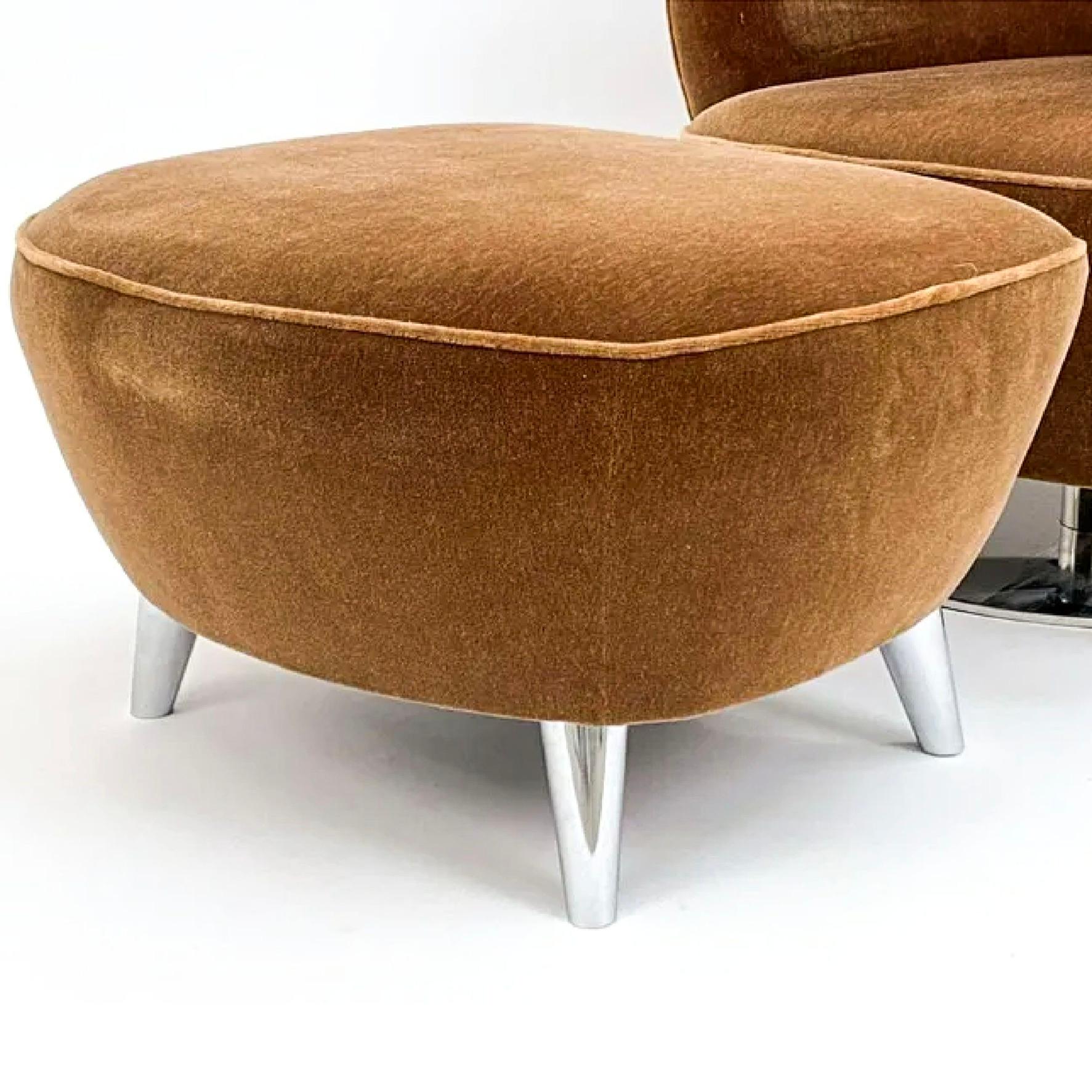 Vladimir Kagan Mohair 100BF Barrel Ottoman, Nickel lucido, HOLLY HUNT. Splendido pezzo personalizzato in Mohair Whiskey. Gambe in metallo raro in nichel lucido. 
Progettata nel 1947 ma straordinariamente compatibile con gli spazi abitativi