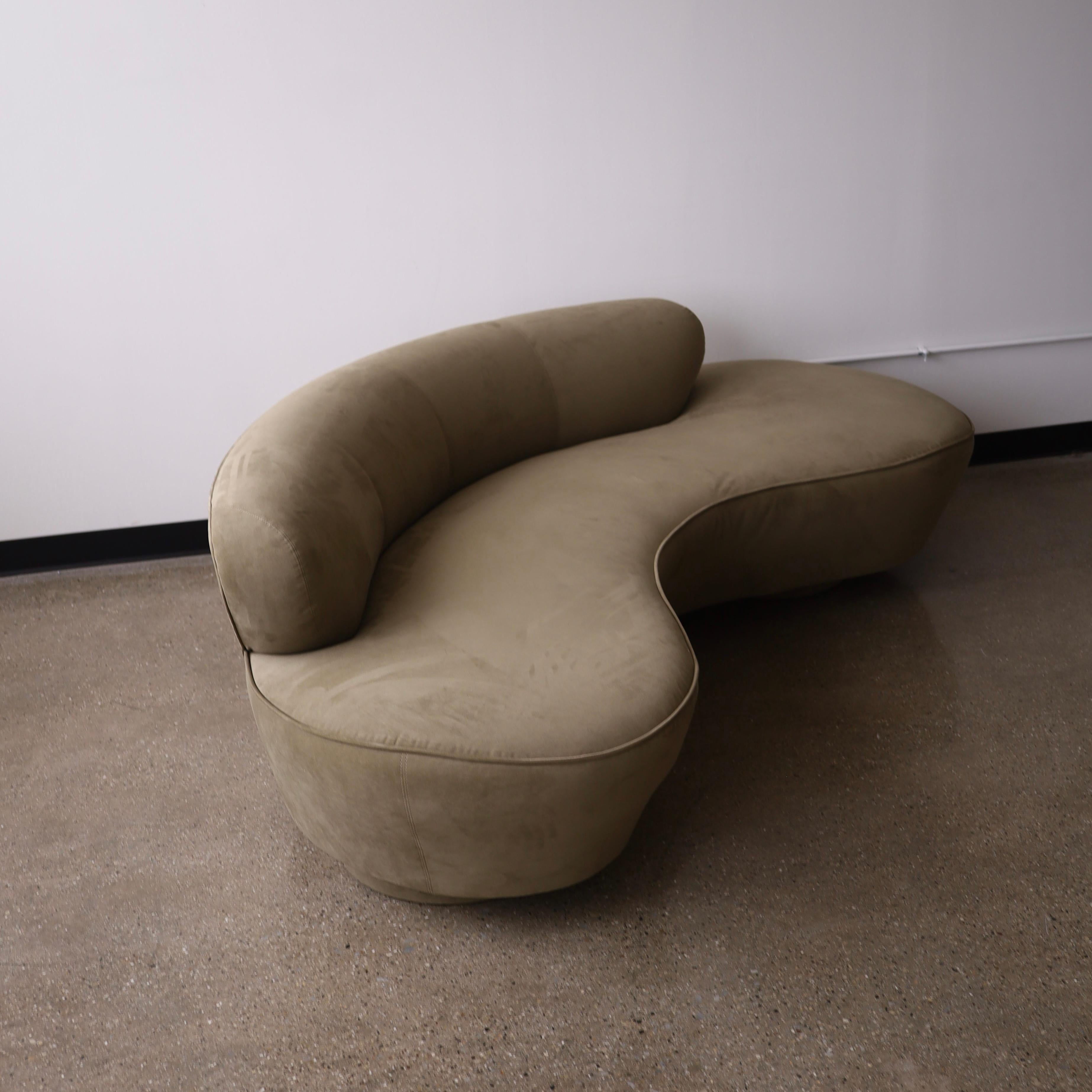 c. 1980 pour Directional dans son microsuède d'origine. Il y a quelques légères égratignures sur le microsuede, ce qui correspond à l'usure du microsuede, ainsi que l'usure générale due à l'utilisation et à l'âge. Dans l'ensemble, il se lit très