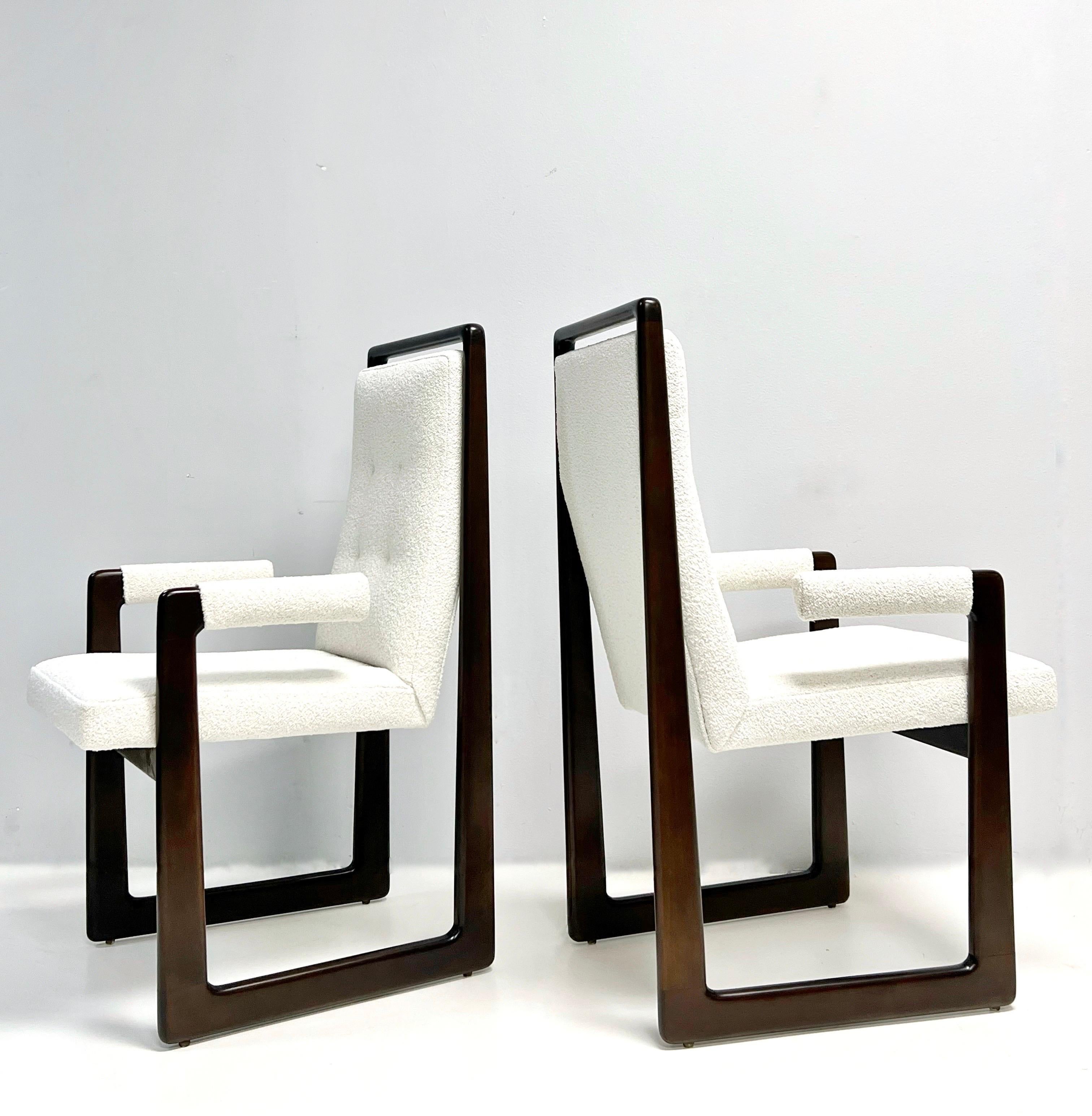 Ein Satz von 6 kubistischen Esszimmerstühlen von Vladimir Kagan. Holzrahmen mit gepolsterten Sitzen. Bewahren Sie die Etiketten auf.