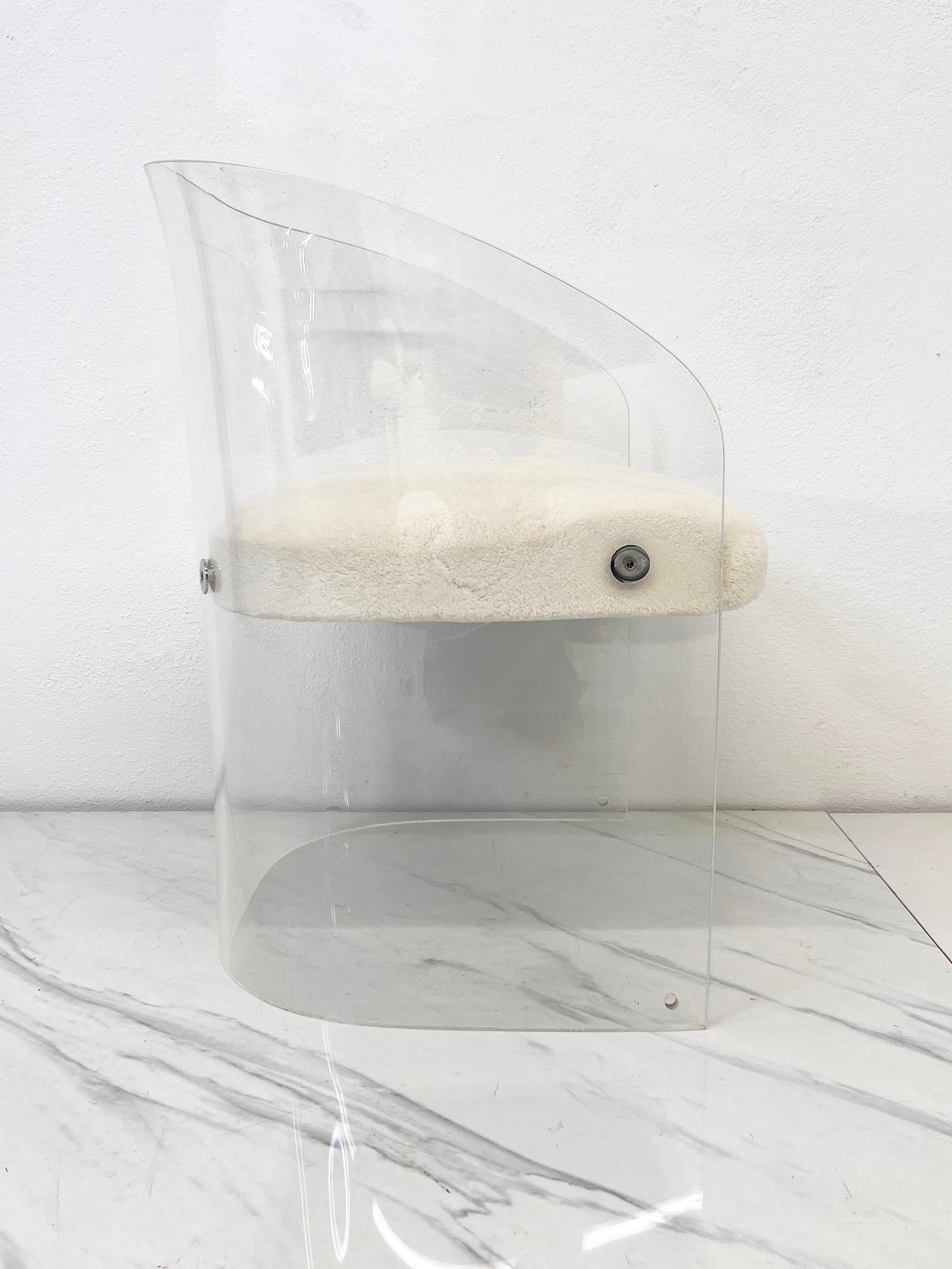 Vladimir Kagan Sedie da salotto a botte in acrilico e pelle di pecora, una coppia, 1970 in vendita 3