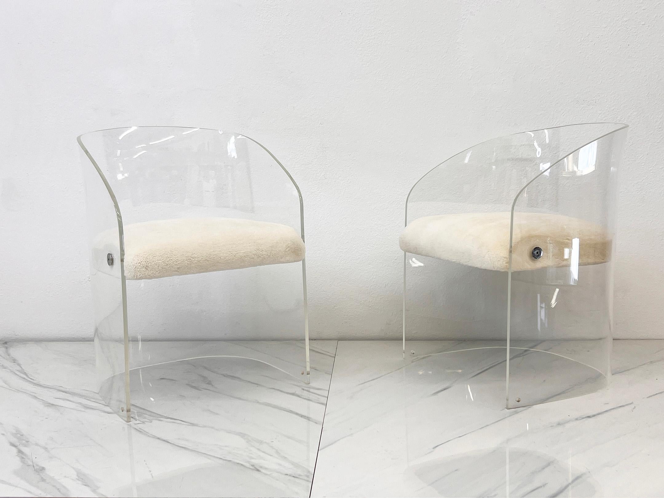 Mid-Century moderno Vladimir Kagan Sedie da salotto a botte in acrilico e pelle di pecora, una coppia, 1970 in vendita