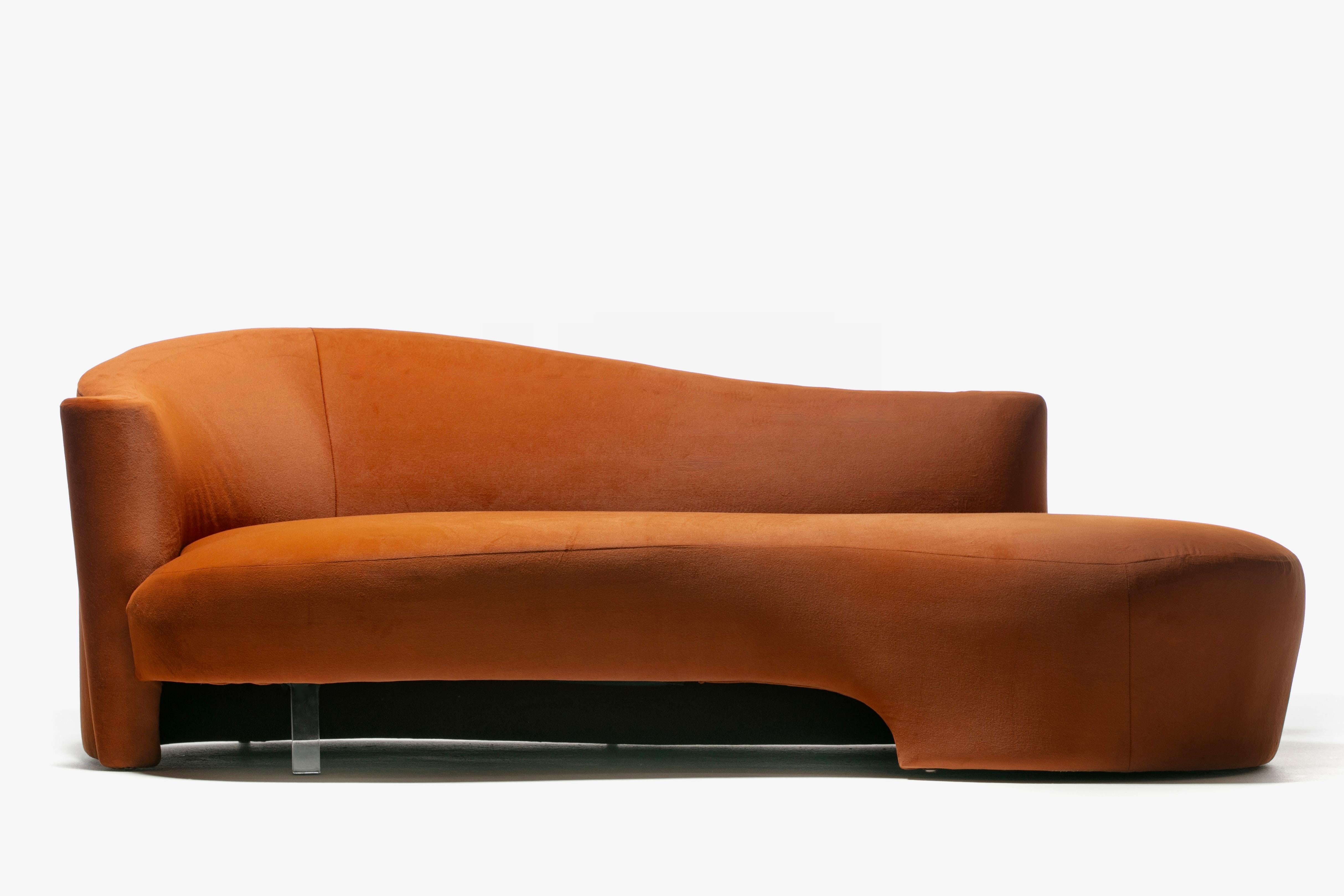 Sofa Amorphous Post Modern Serpentine en velours terre cuite pour Weiman en vente 4