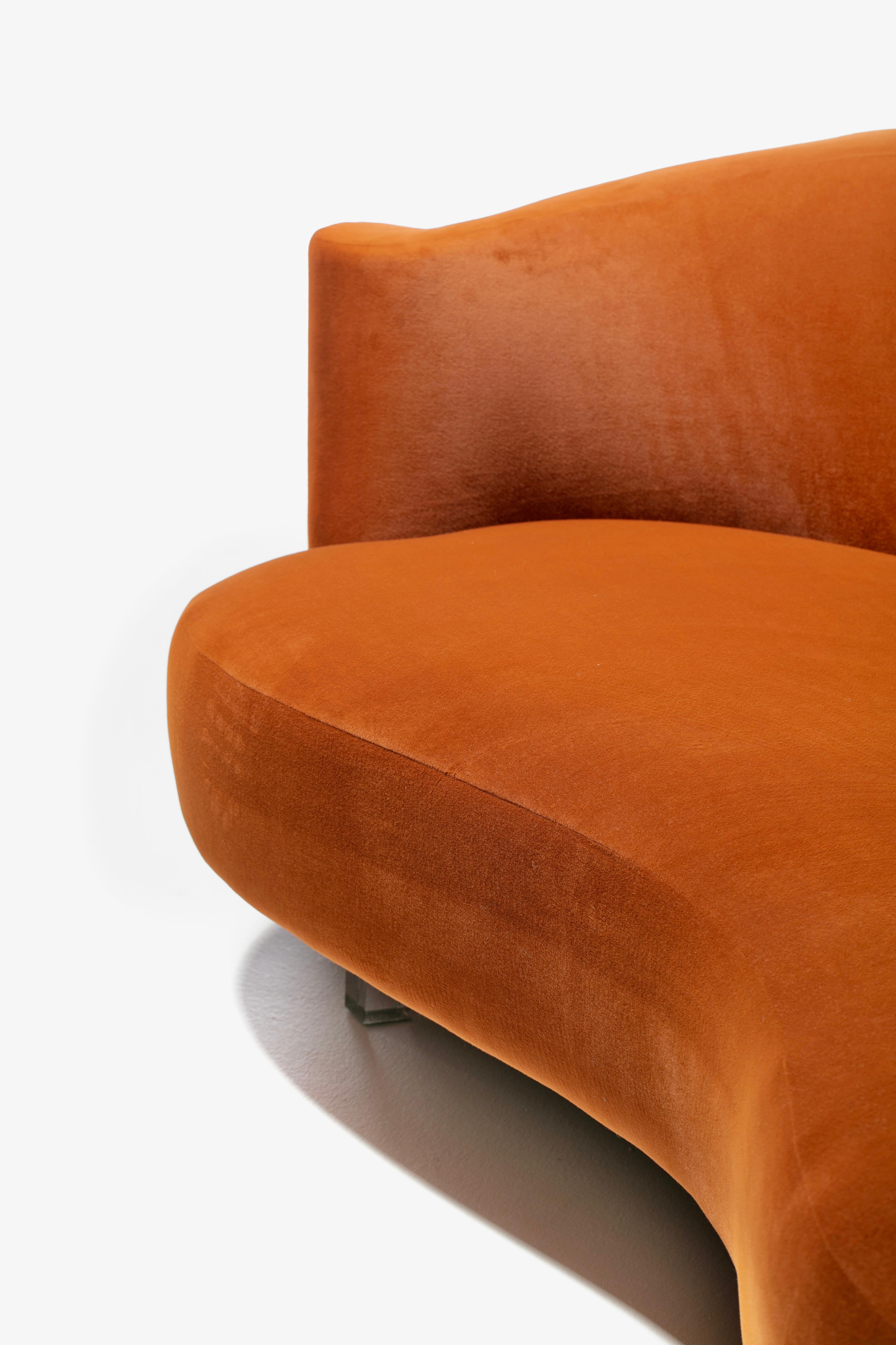 Sofa Amorphous Post Modern Serpentine en velours terre cuite pour Weiman en vente 10