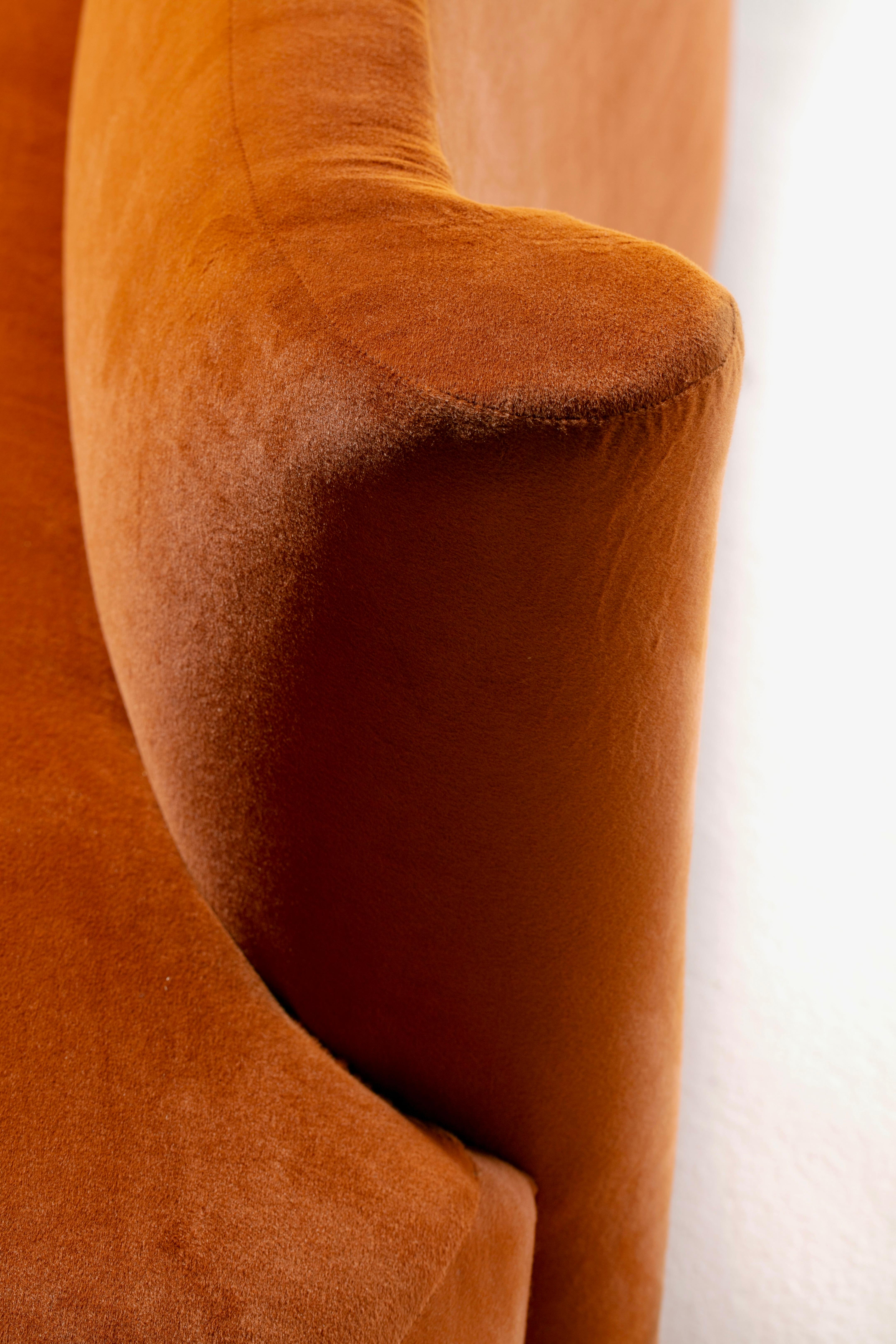 Sofa Amorphous Post Modern Serpentine en velours terre cuite pour Weiman en vente 12