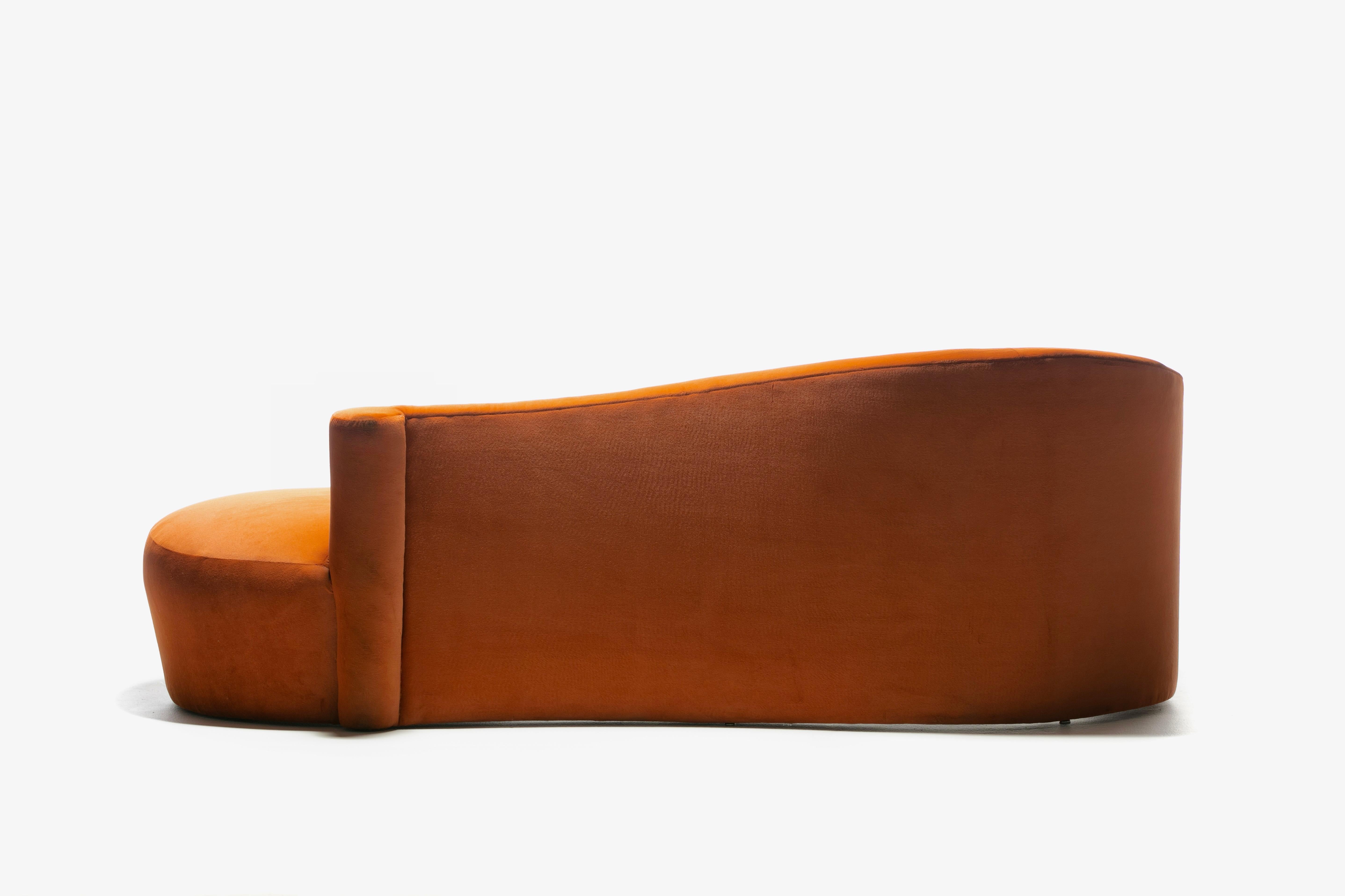 Sofa Amorphous Post Modern Serpentine en velours terre cuite pour Weiman en vente 1