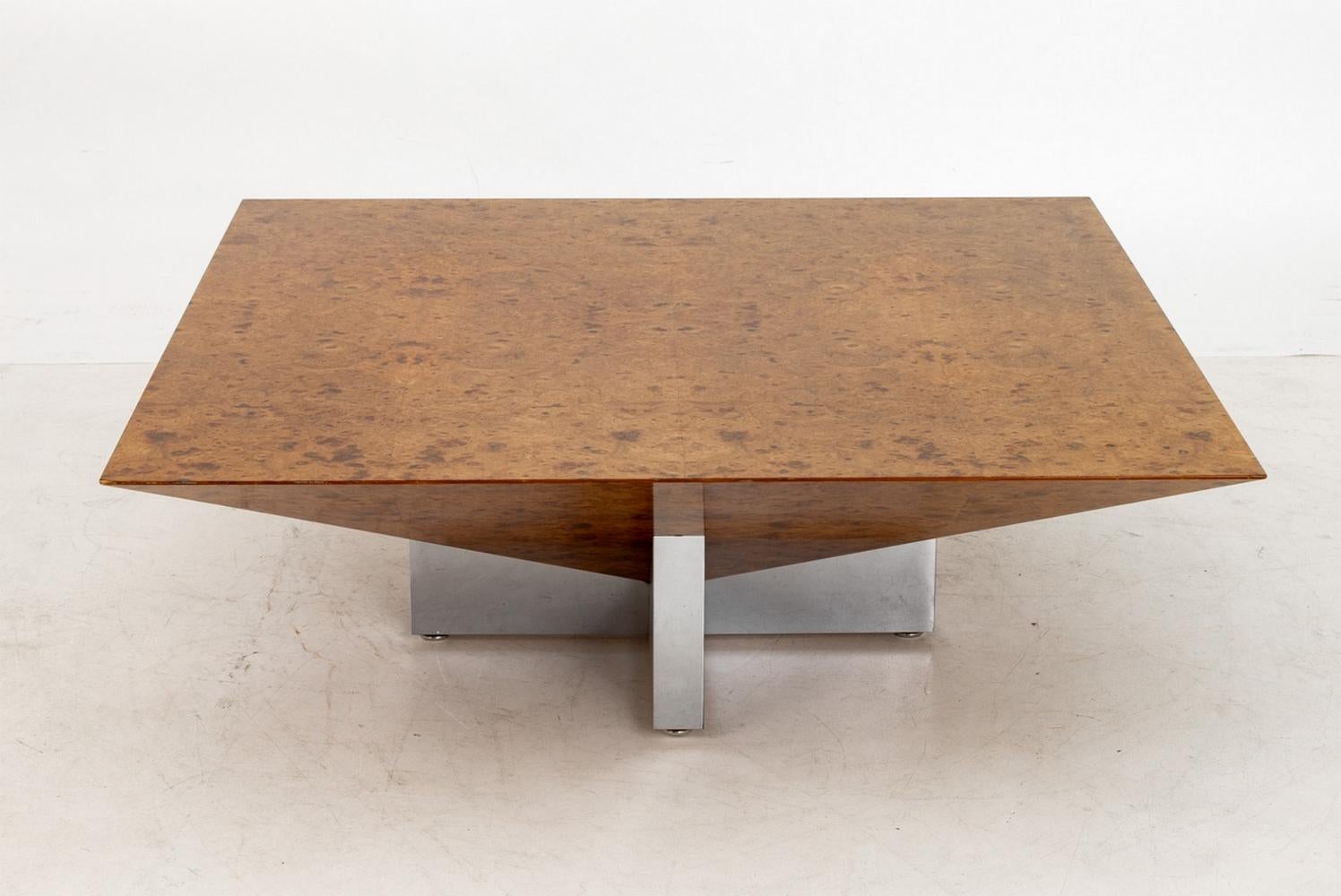 Table basse en loupe et chrome attribuée à Vladimir Kagan. 16.5