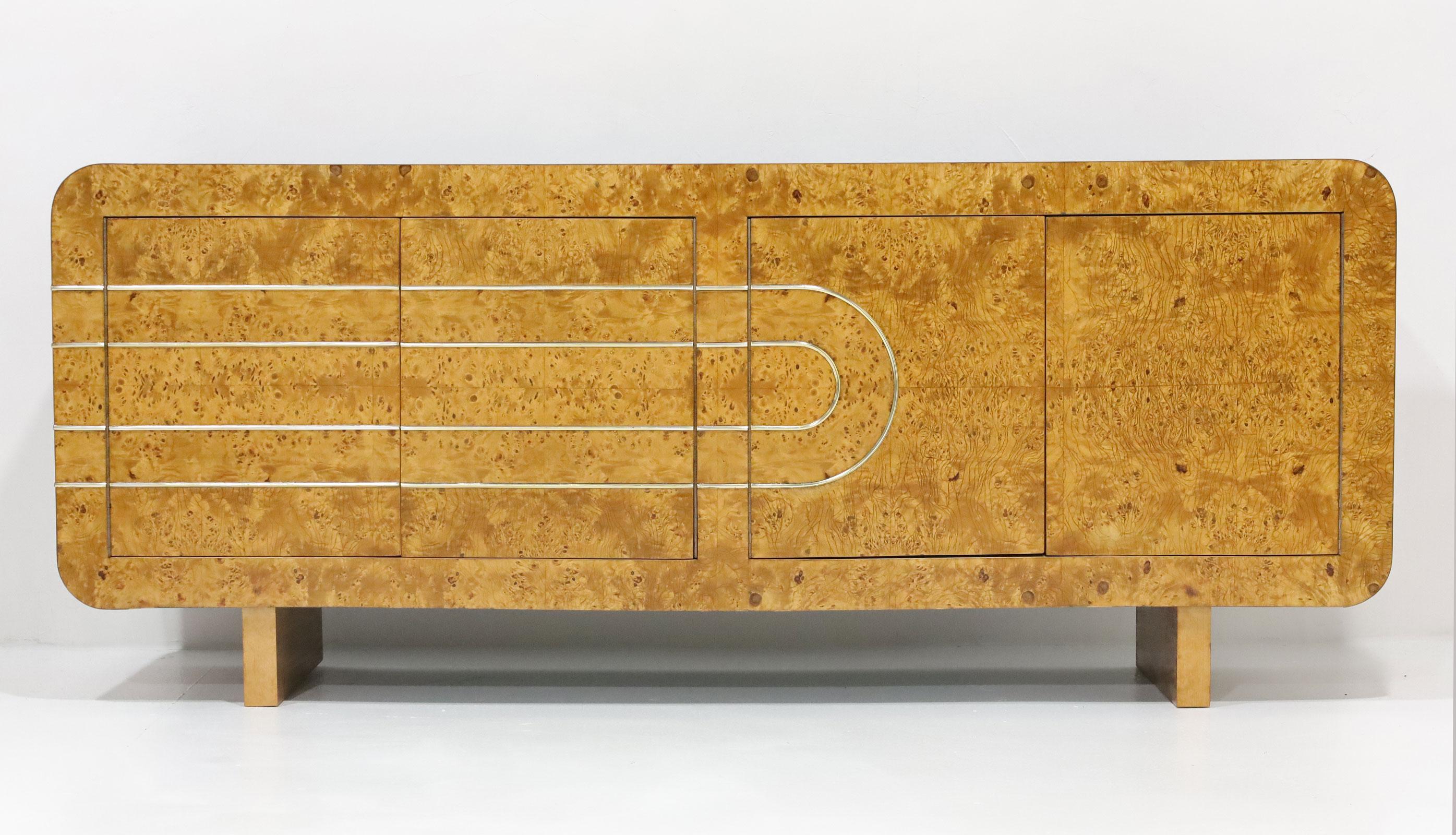Mid-Century Modern Buffet de style Vladimir Kagan en bois de ronce avec accents de laiton en vente