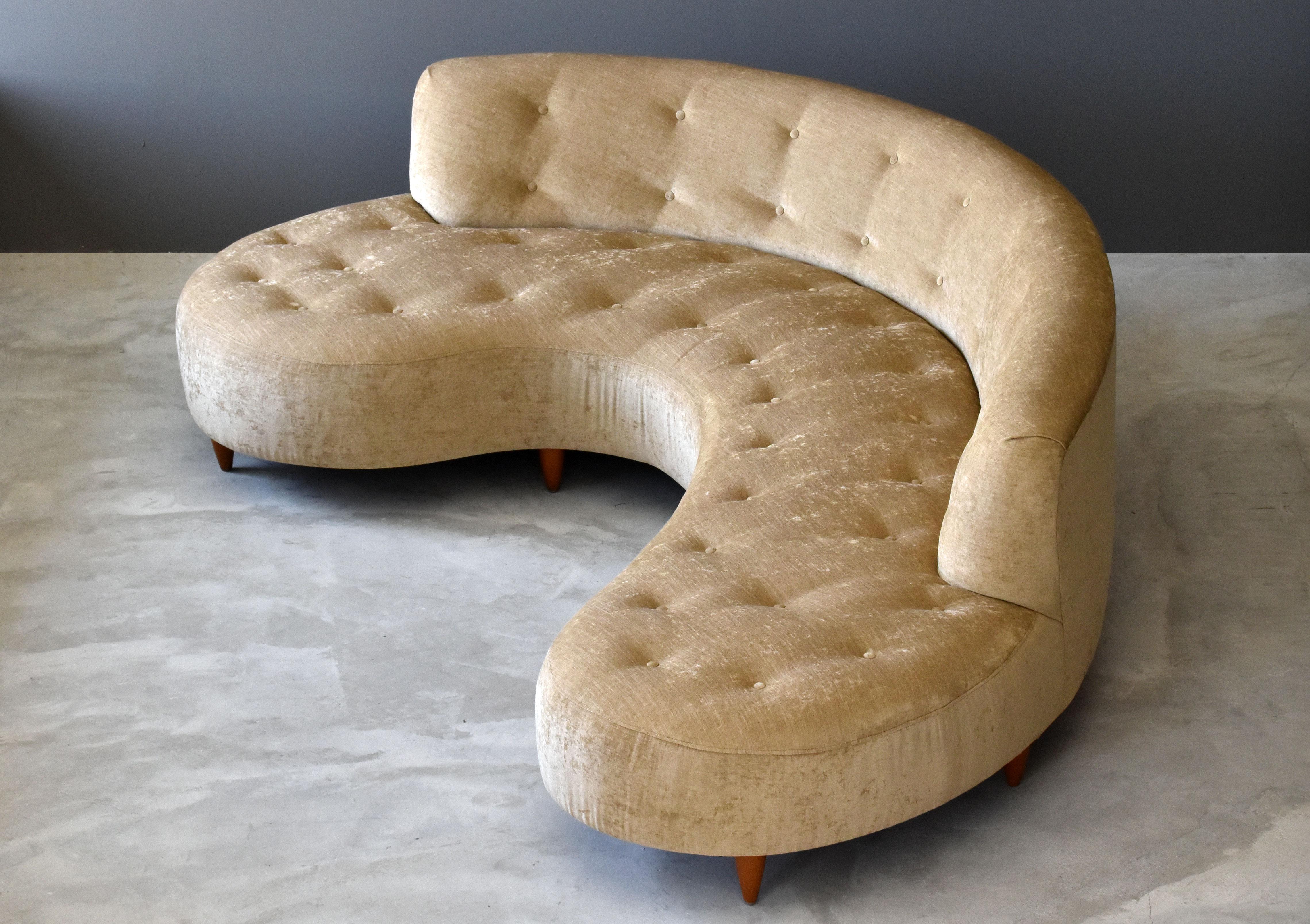 A large and curved serpentine sofa. Reupholstered in a brand new beige velvet fabric.

Form similar to Vladimir Kagans iconic serpentine sofa, mounted on legs similar to ones on Isamu Noguchi's seminal 