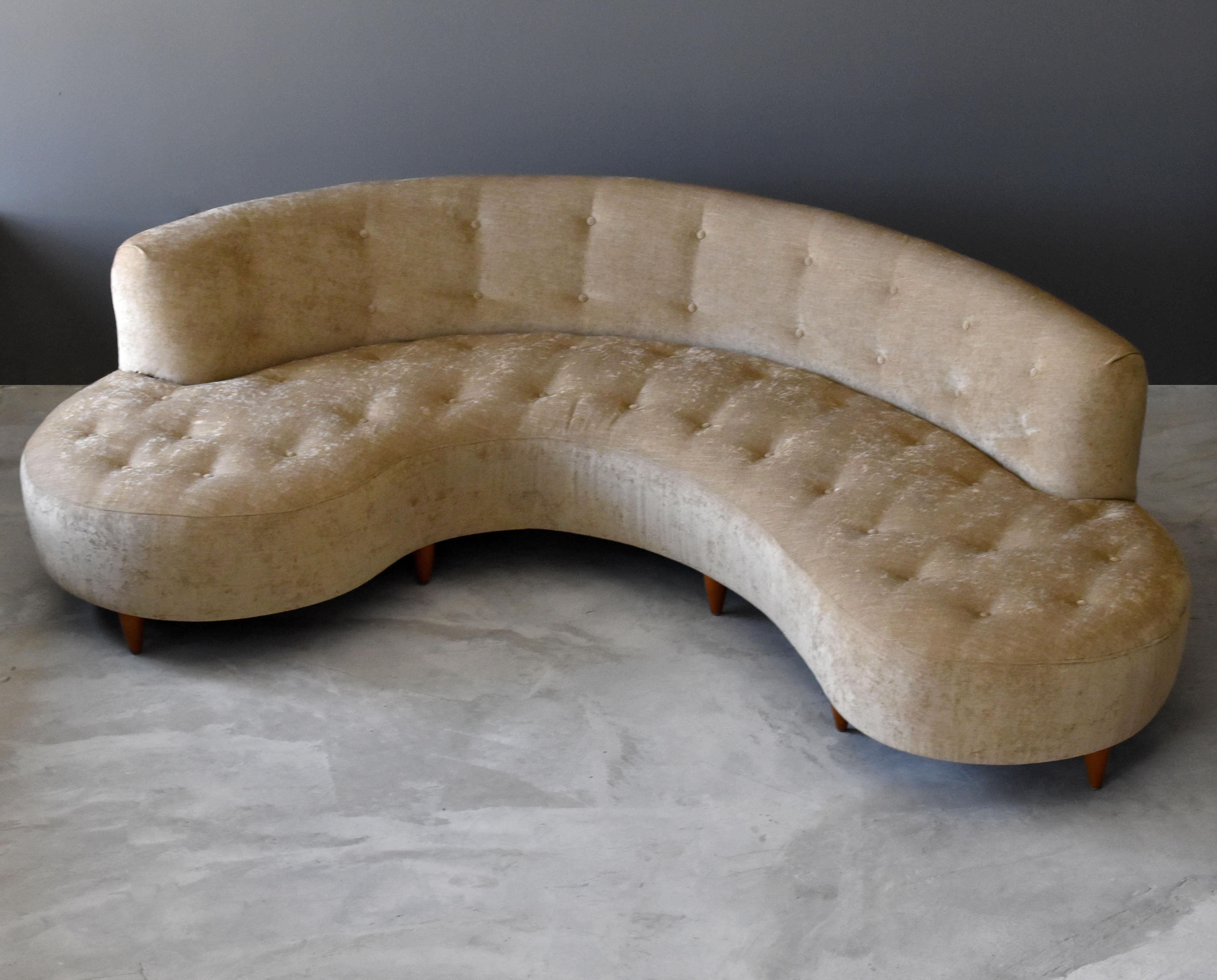 American Modernism, Serpentine Sofa, Velvet, Walnut, America, 1990s In Excellent Condition In High Point, NC